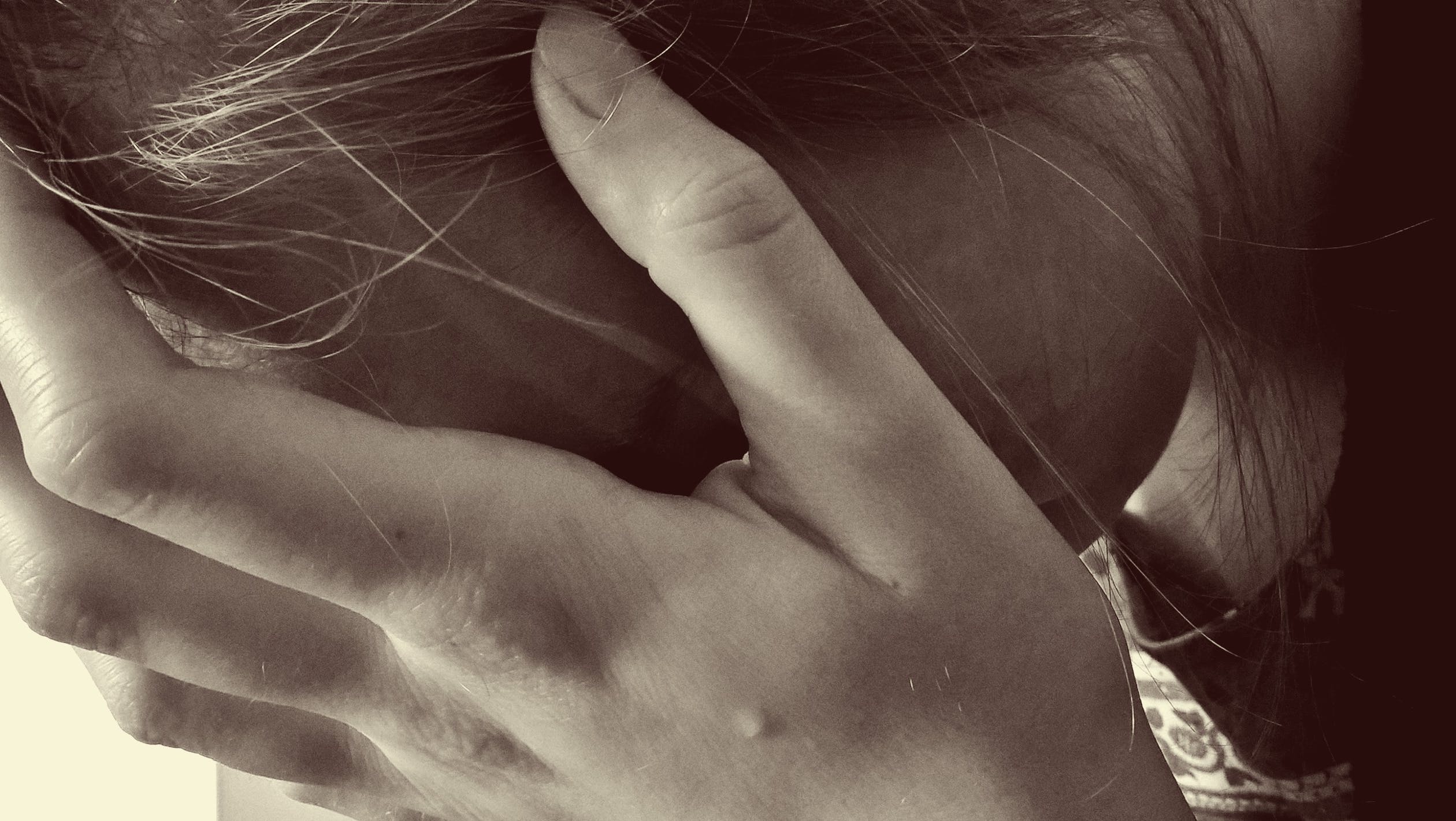 Mujer afligida con las manos sobre su rostro. | Imagen: Pixabay
