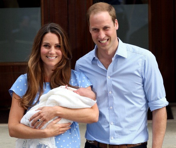 Kate Middleton y el Príncipe William presentan al Príncipe George al mundo en los escalones del Hospital St Mary's | Foto: Getty Images