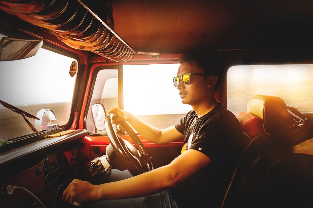 Hombre conduciendo. │Imagen tomada de: Pexels