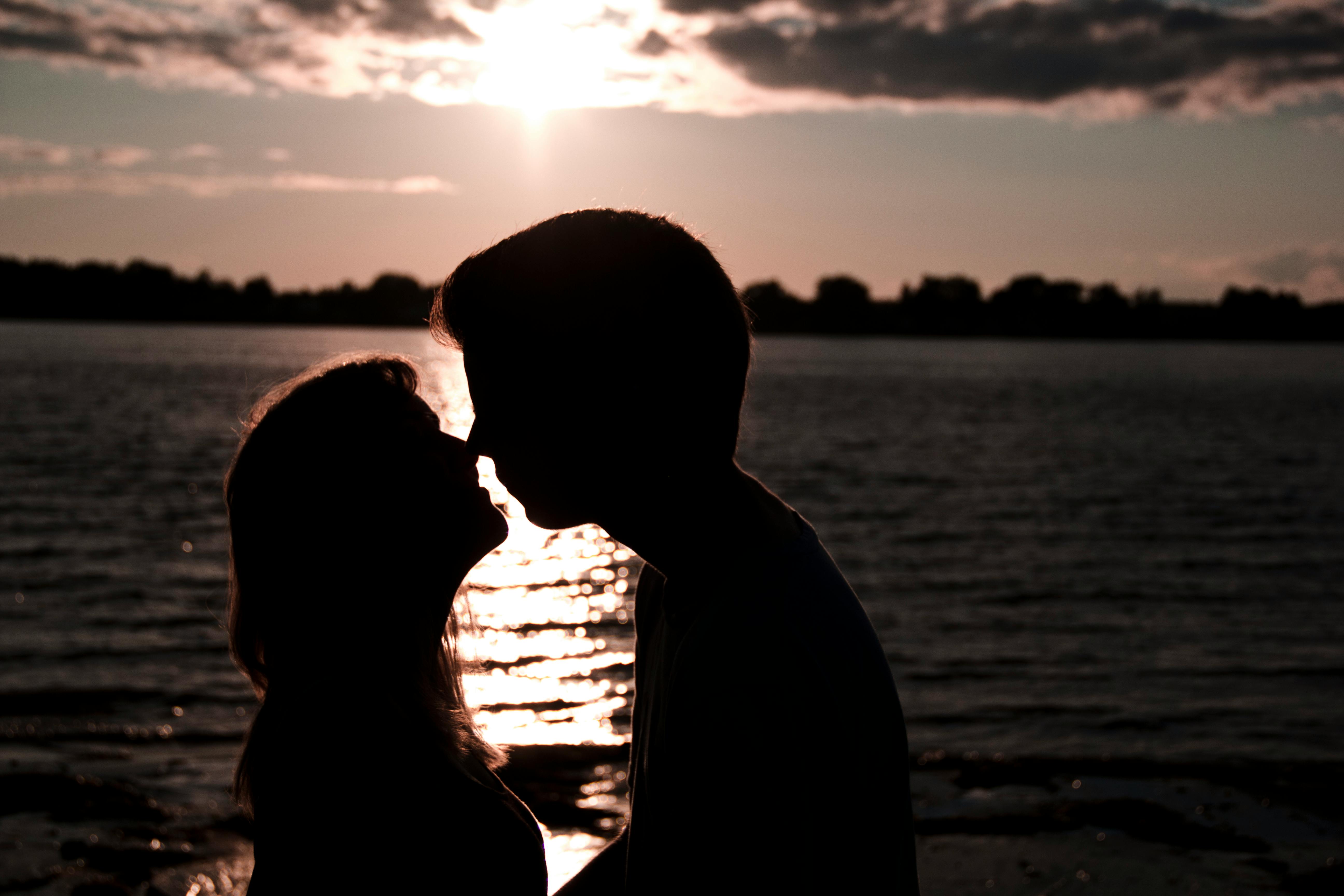 Silueta de un hombre y una mujer besándose | Foto: Pexels