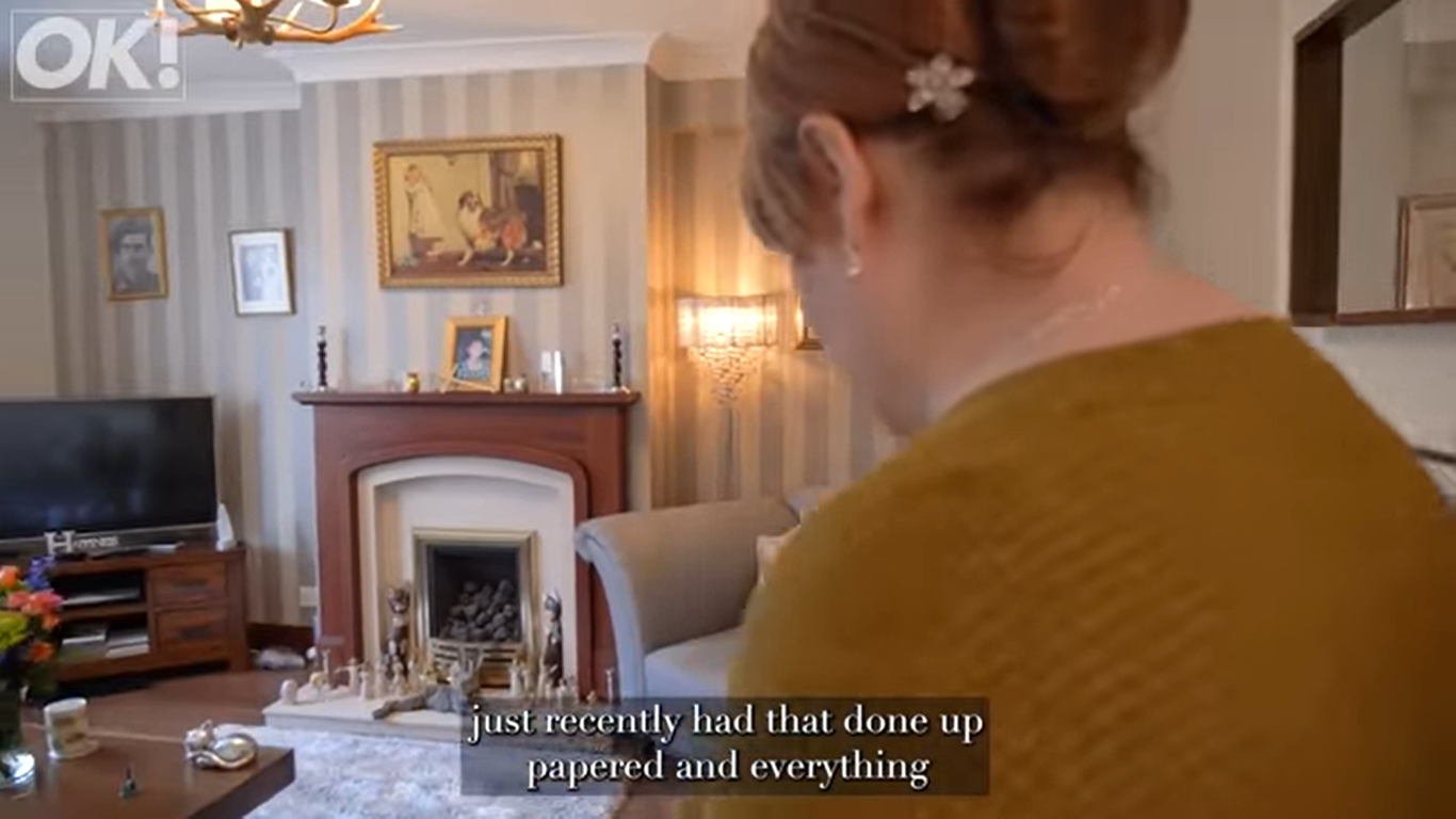 Susan Boyle muestra el salón de la casa de su infancia en Blackburn, Escocia | Fuente: YouTube/OK!MagazineUK