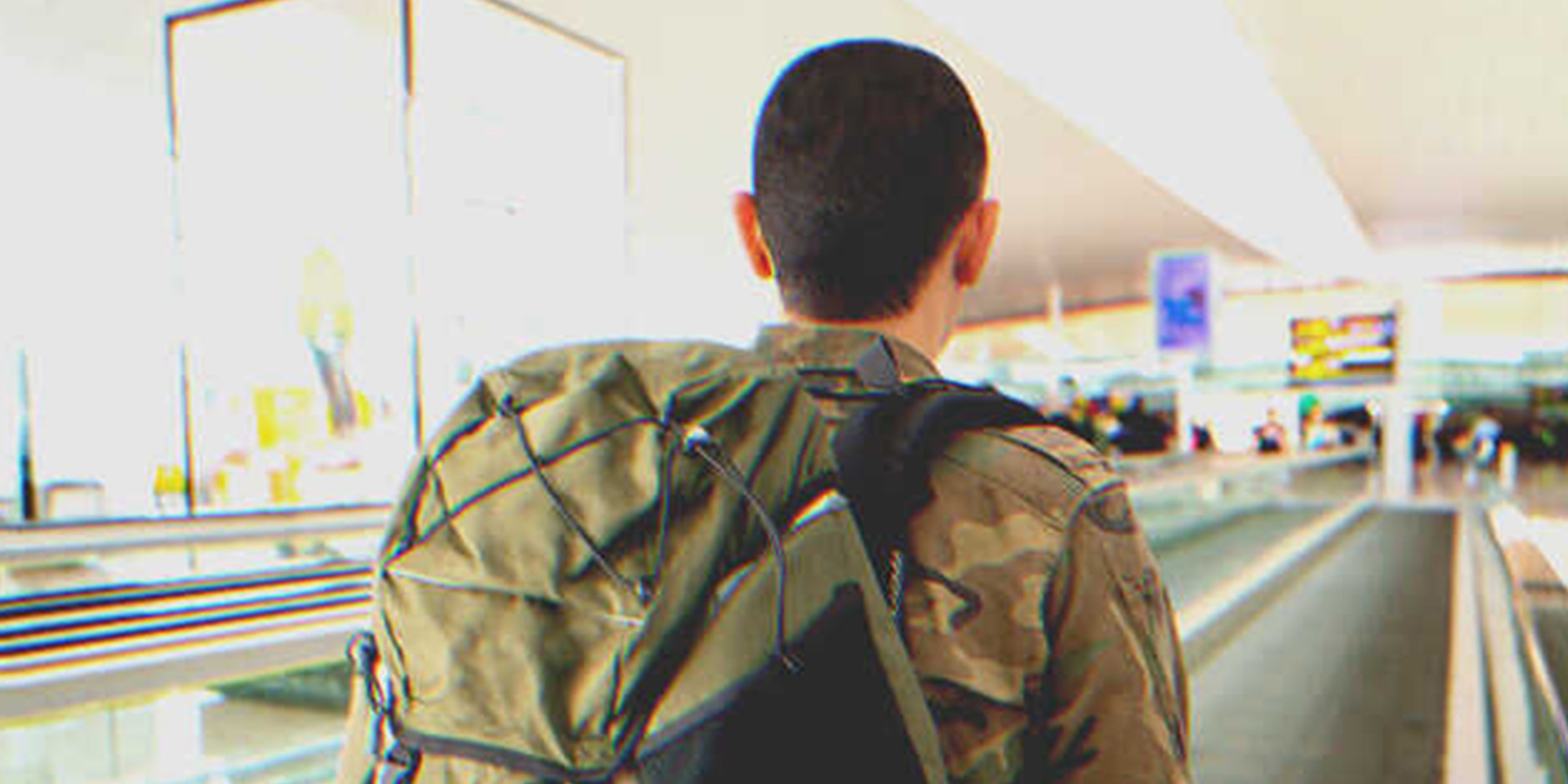 Un soldado en un aeropuerto | Foto: Shutterstock
