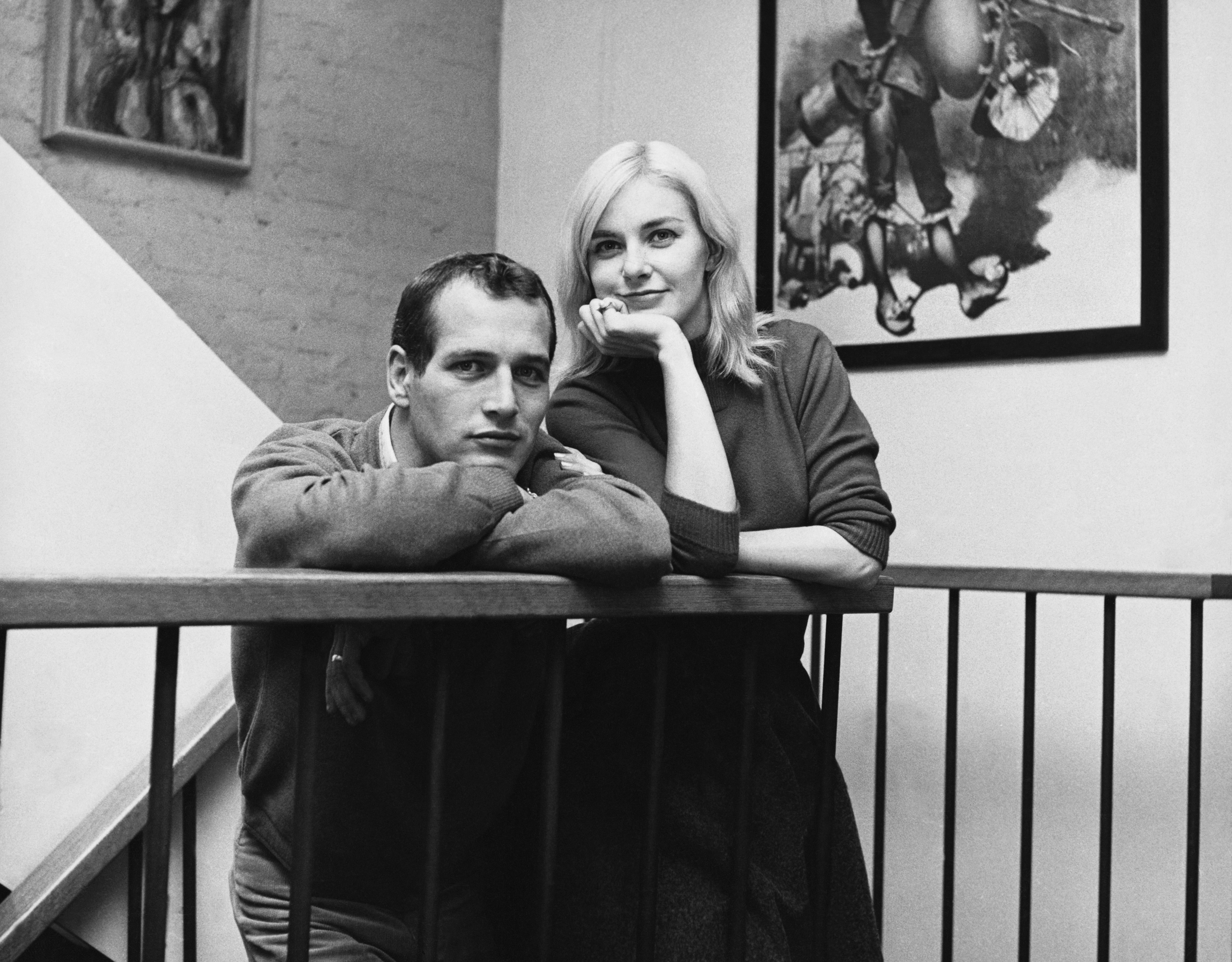 Paul Newman y Joanne Woodward en su apartamento de Greenwich Village, hacia 1961 | Fuente: Getty Images