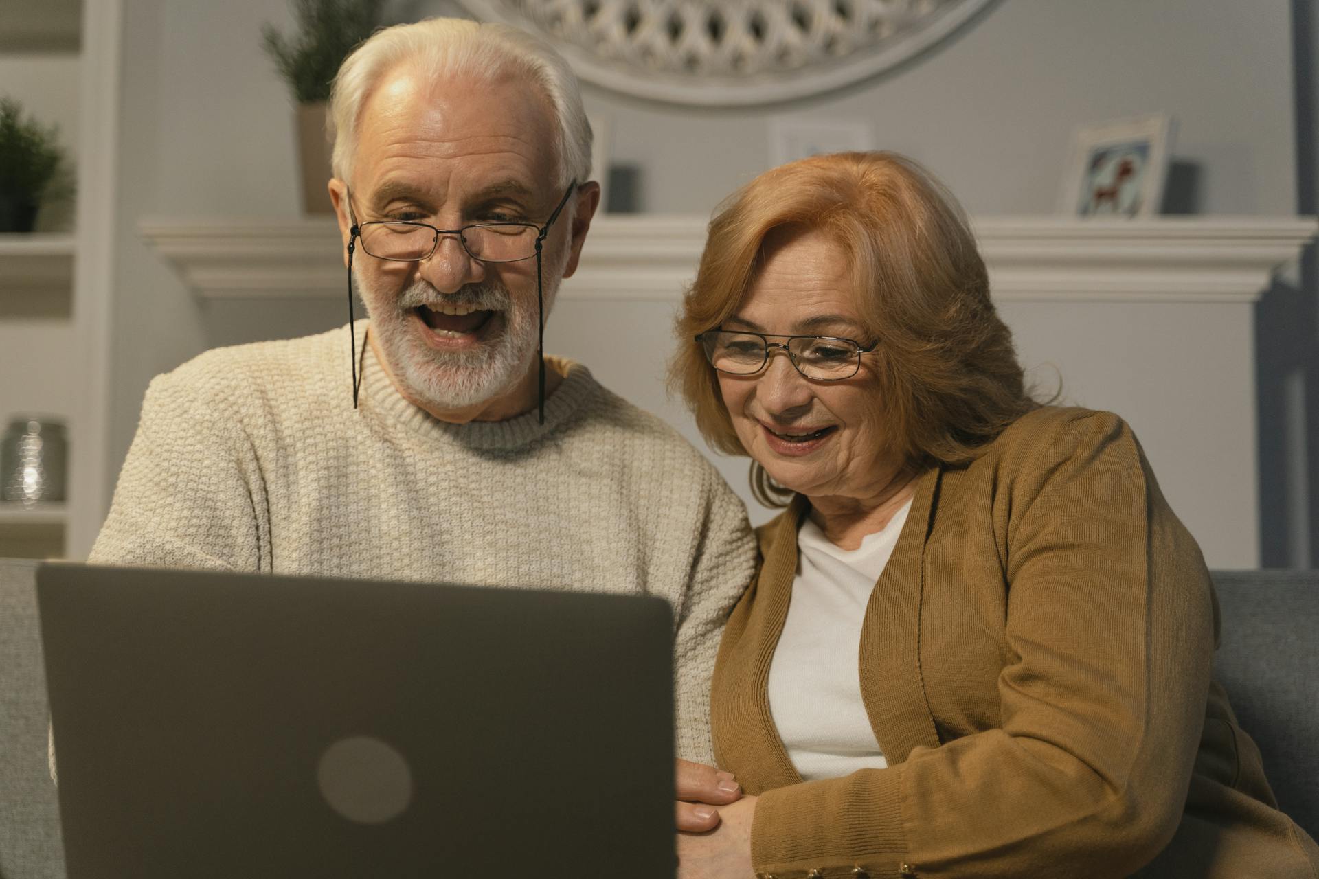 Una pareja mayor mirando la pantalla del portátil | Fuente: Pexels