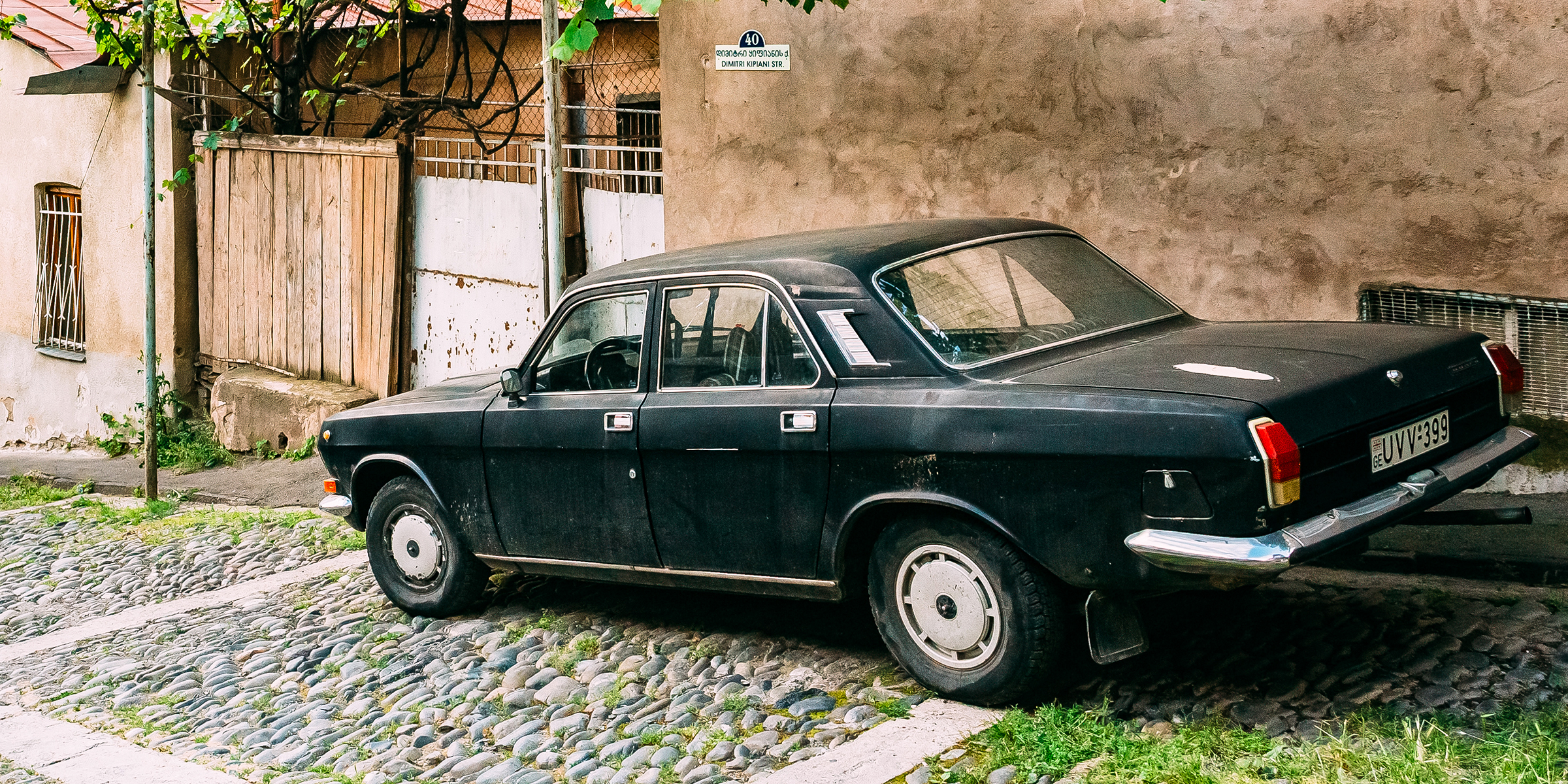 Un auto viejo estacionado | Fuente: Shutterstock