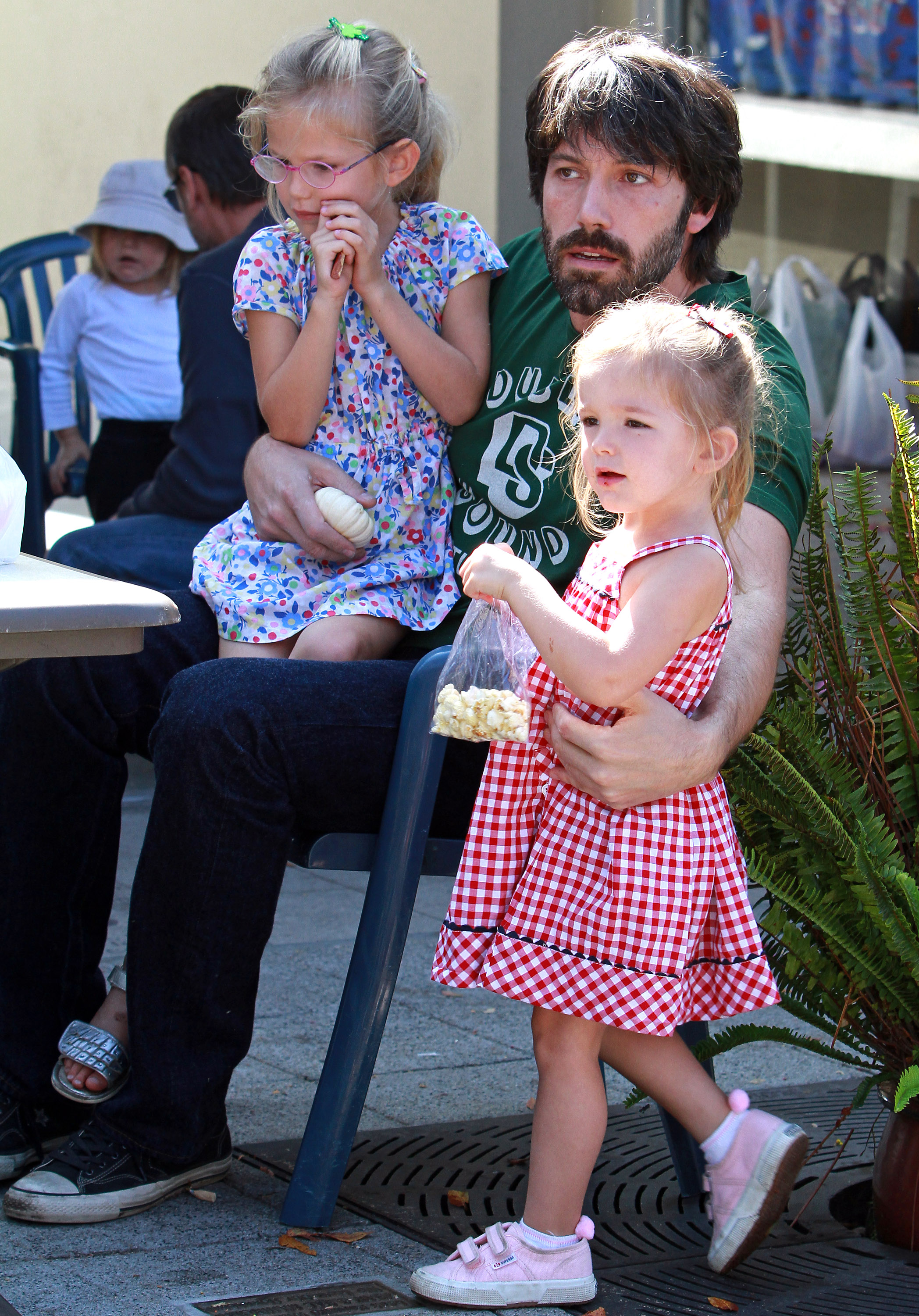 Violet Affleck, Ben Affleck y Seraphina Affleck vistos en Brentwood el 16 de octubre de 2011 en Los Ángeles, California. | Fuente: Getty Images