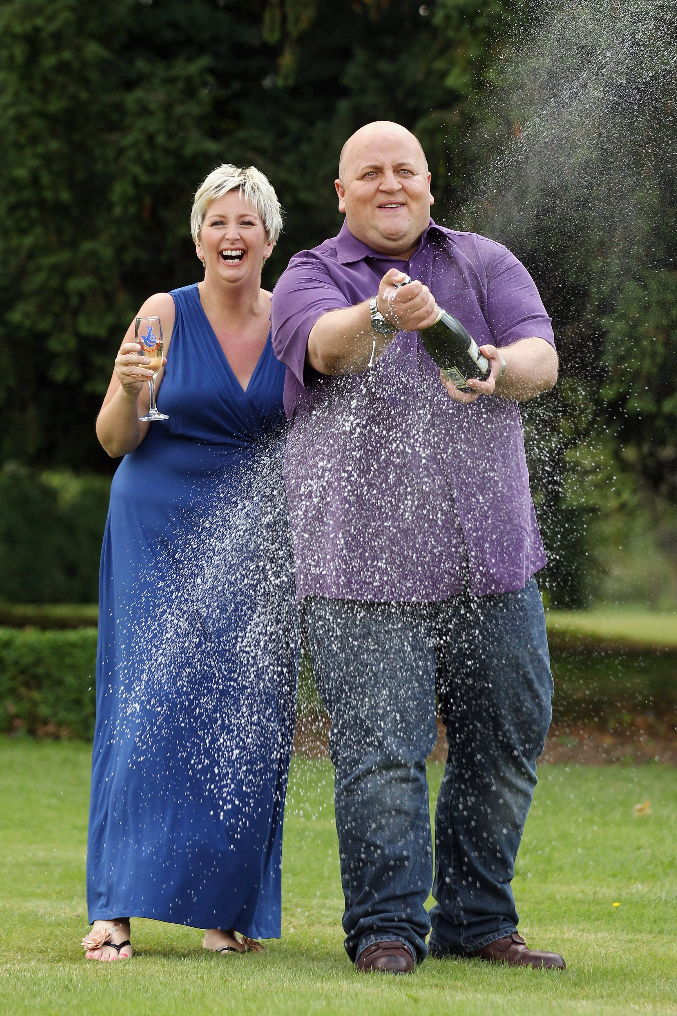 Gillian y Adrian Bayford celebran haber ganado el bote de más de 148 millones de libras esterlinas en la lotería Euromillones el 14 de agosto de 2012, en Hatfield Heath, Inglaterra | Fuente: Getty Images