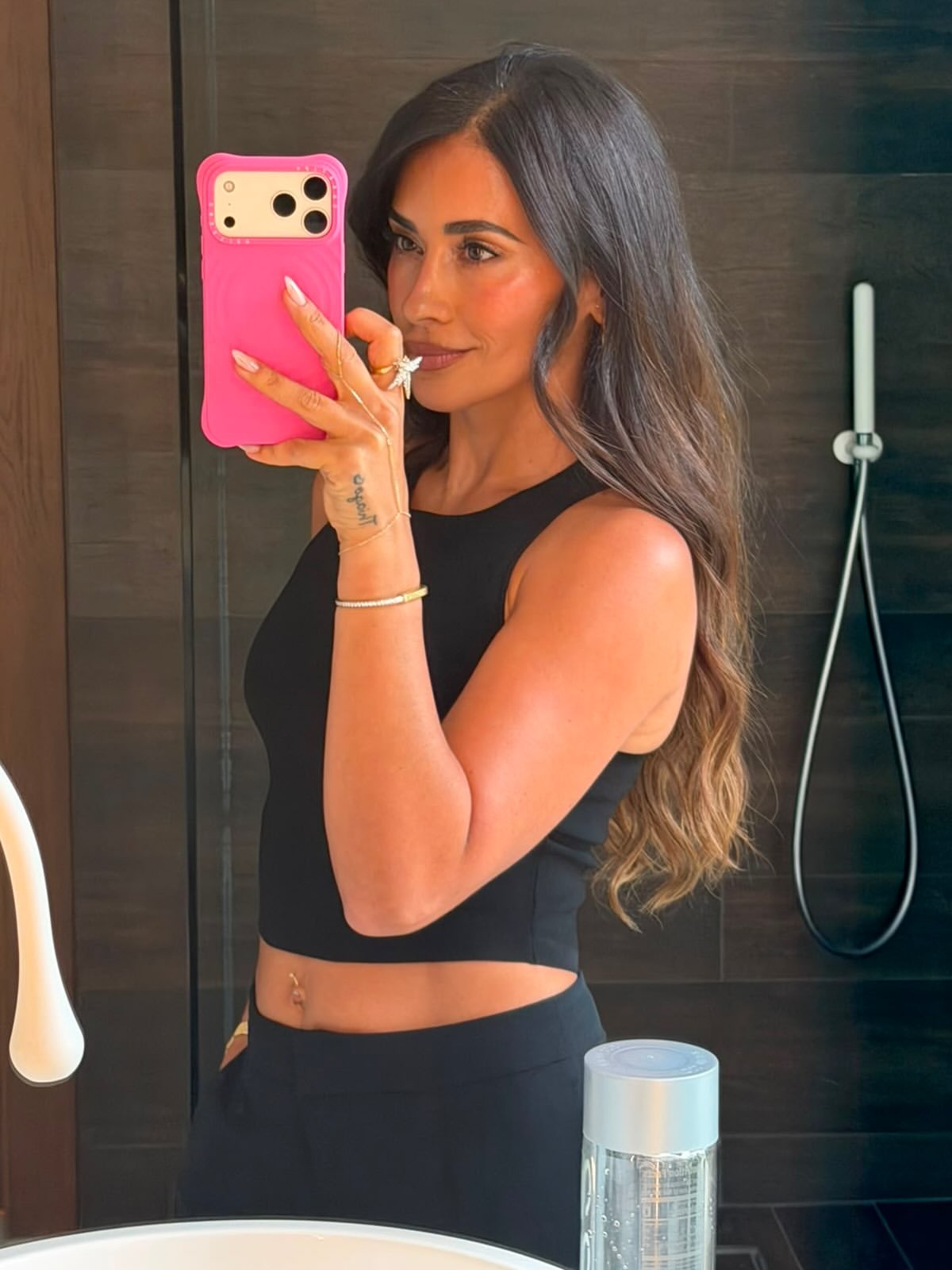 Antonela Roccuzzo tomándose una selfie frente a un espejo de su hogar | Fuente: Instagram/antonelaroccuzzo