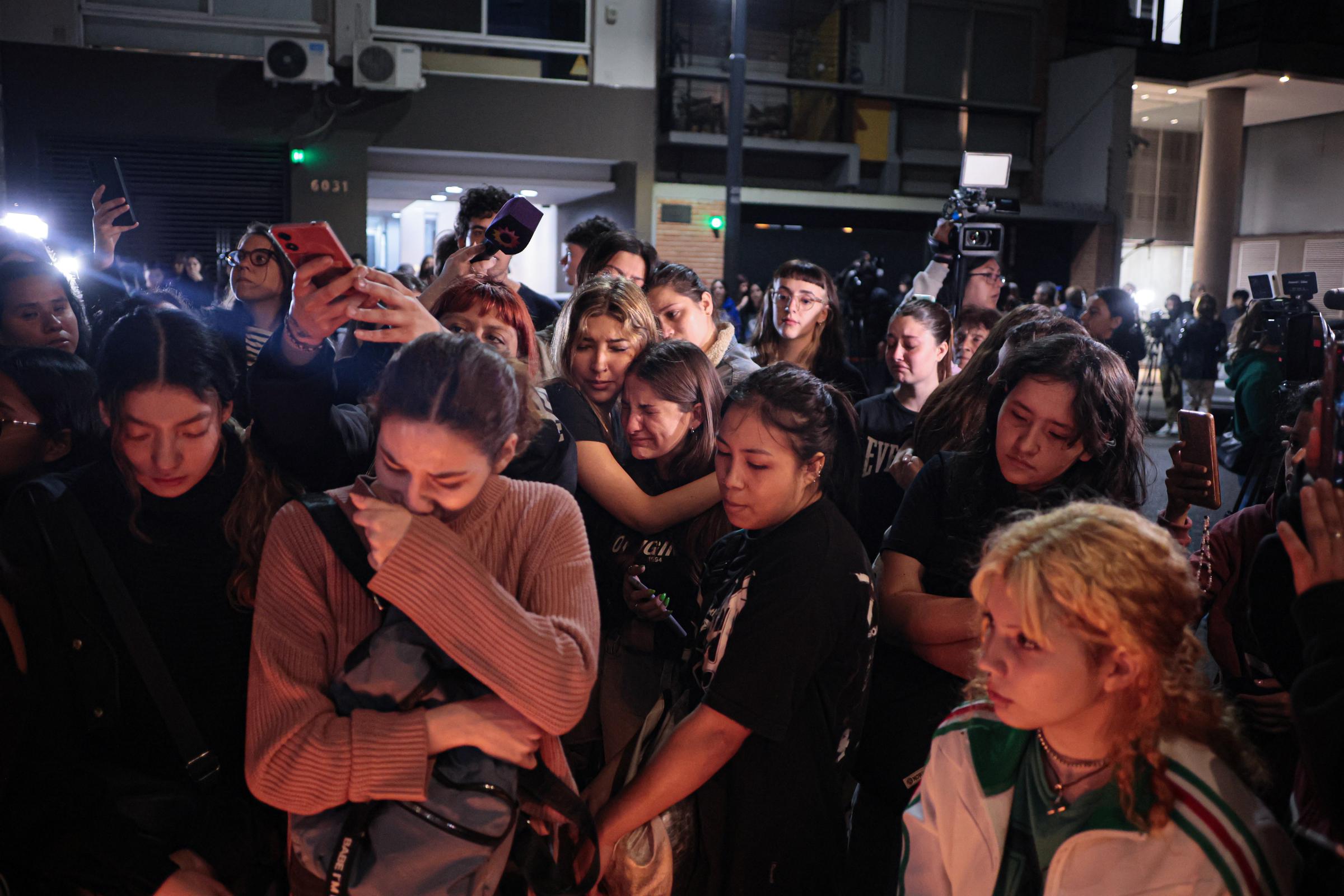 Fans de Liam Payne se reunieron fuera del hotel para cantar canciones de la banda y dejar una vela en un altar improvisado tras la muerte del músico británico Liam James Payne en Buenos Aires, Argentina, el 16 de octubre de 2024 | Fuente: Getty Images