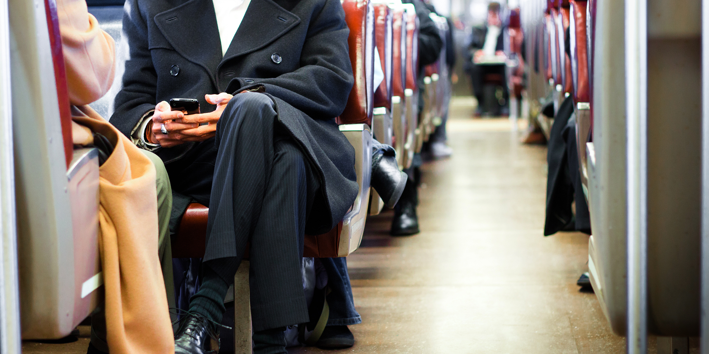 Hombre sentado en un tren | Foto: Shutterstock