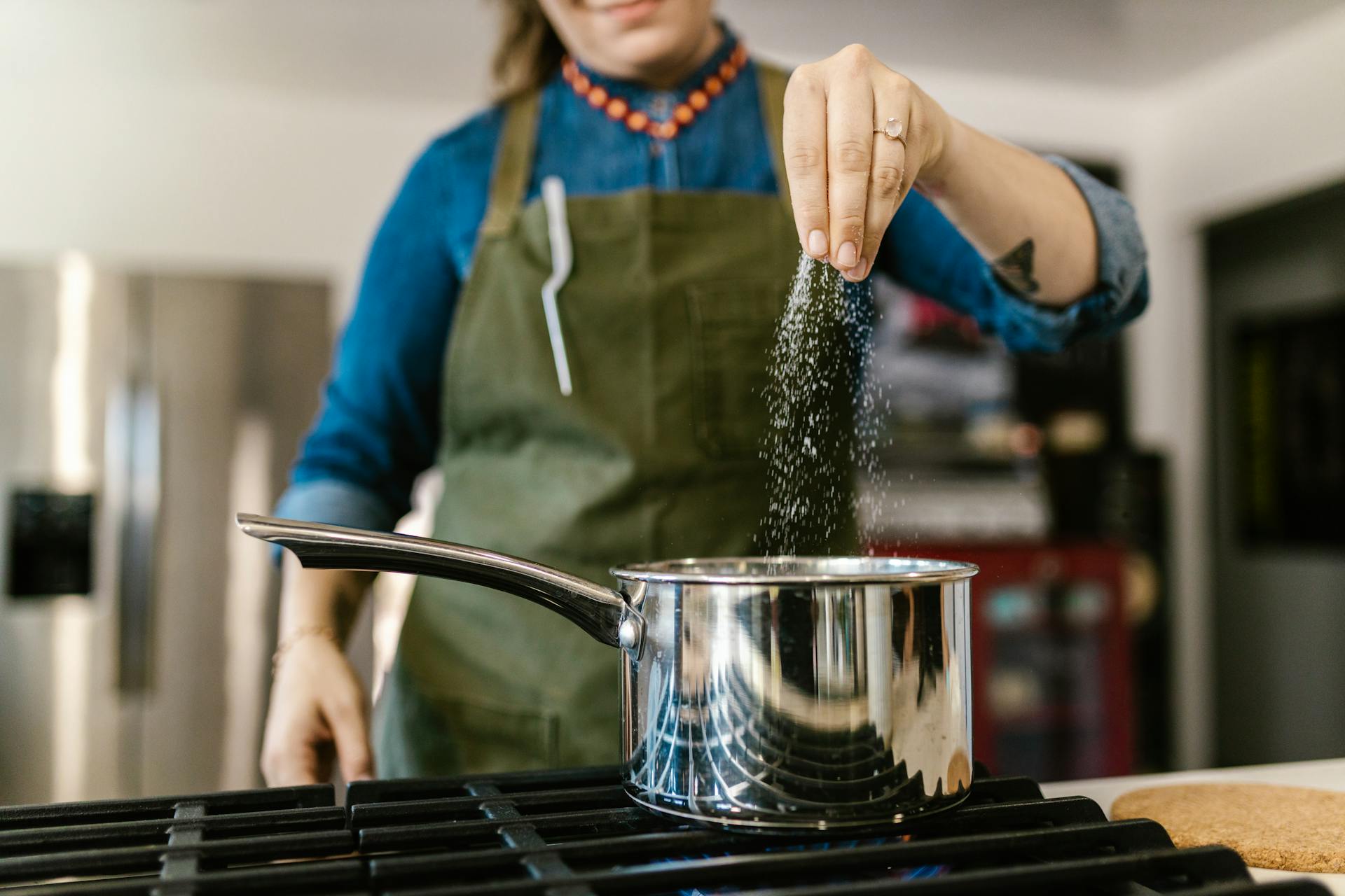 Una mujer cocinando en la cocina | Fuente: Pexels