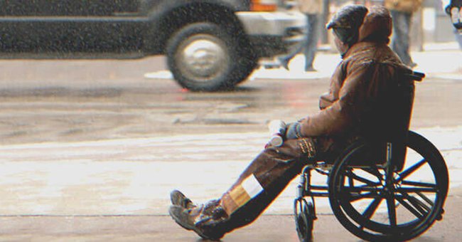 Un hombre en silla de ruedas en la calle | Fuente: Shutterstock
