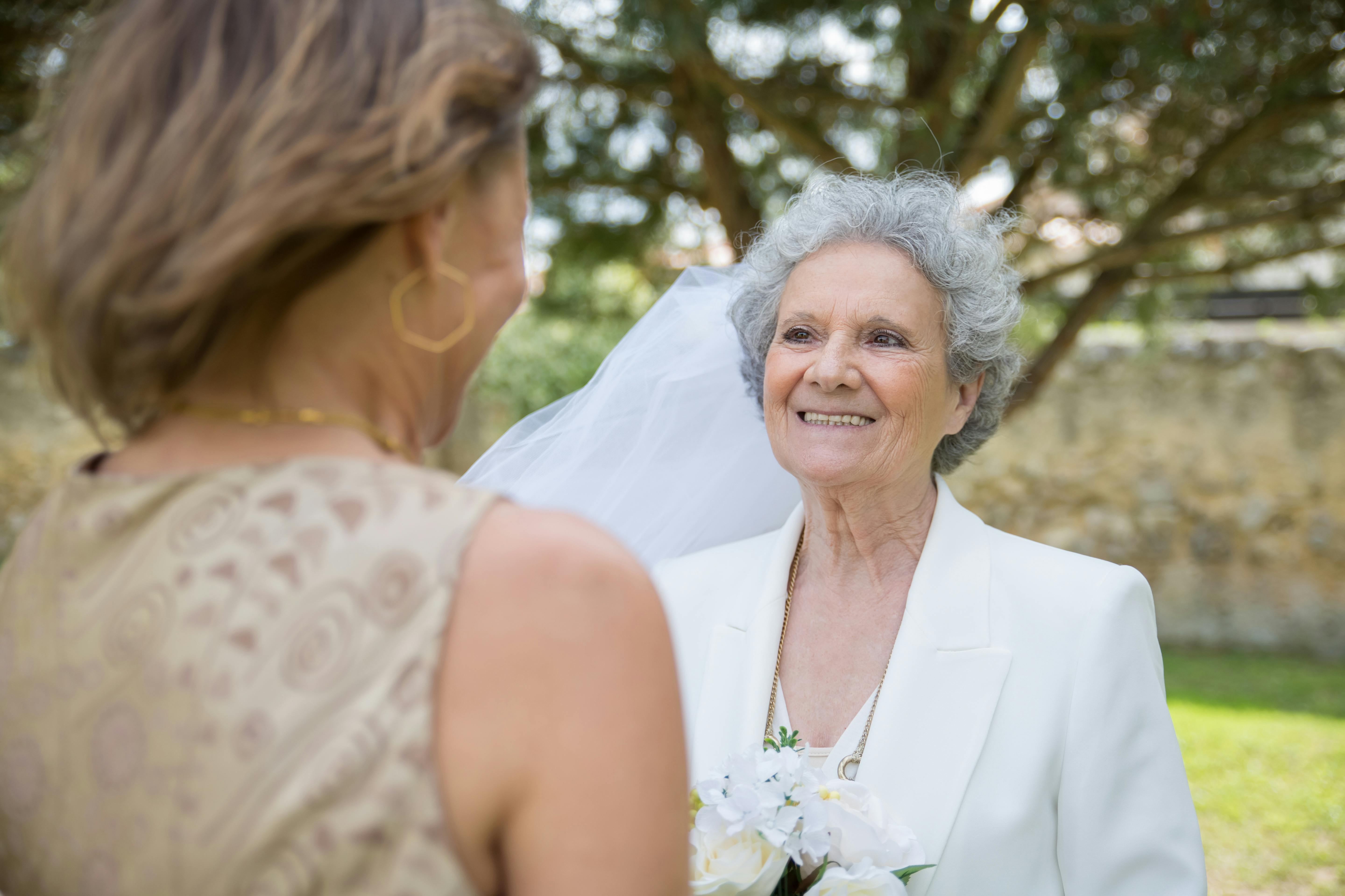 Una mujer vestida de novia hablando con una dama de honor | Fuente: Pexels