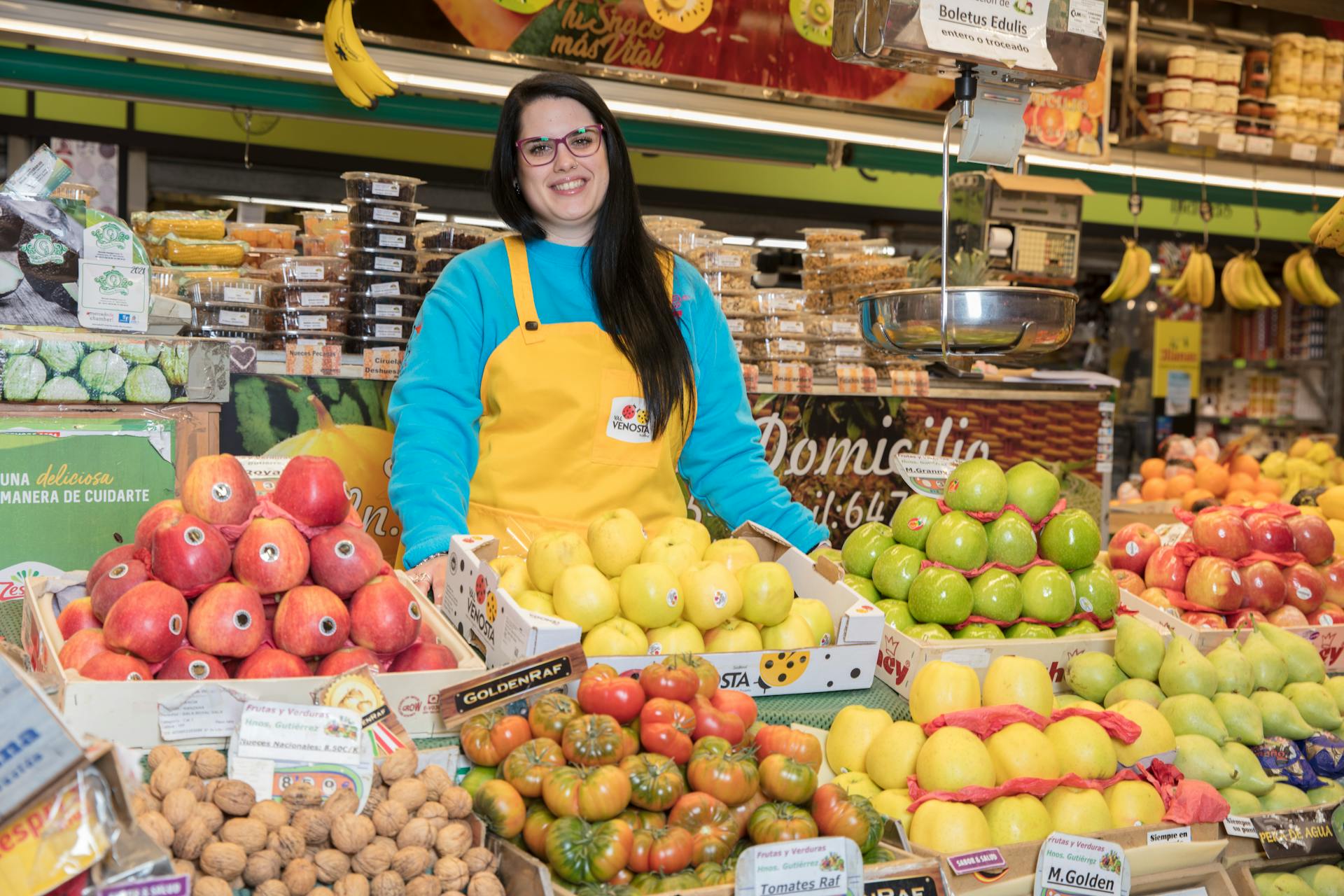 Mujer trabajando en una tienda de comestibles | Fuente: Pexels