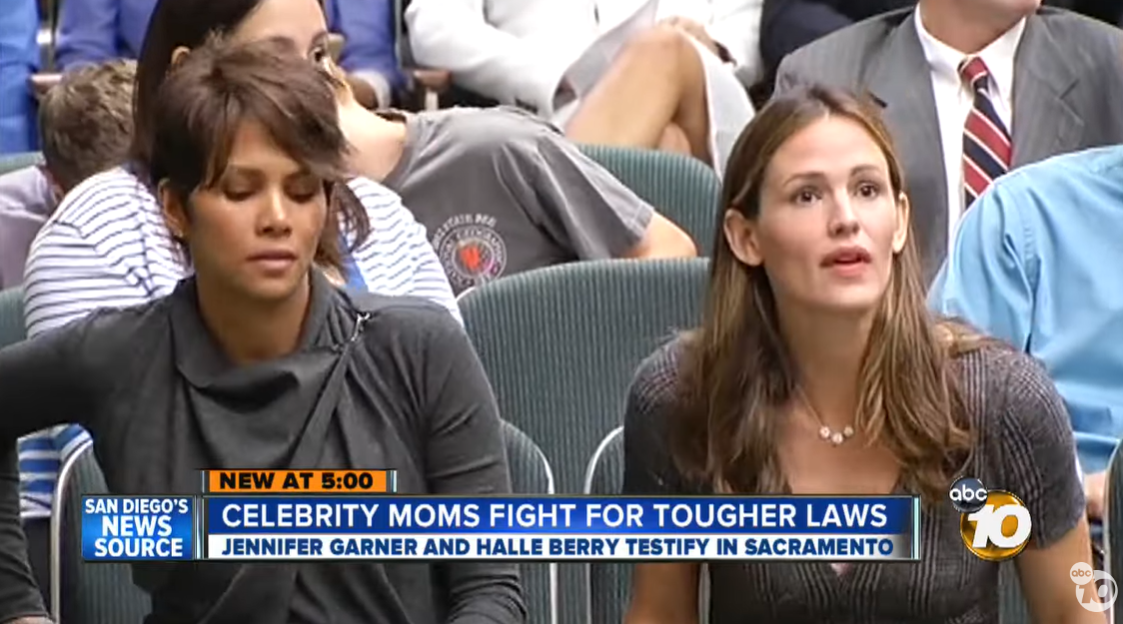 Halle Berry y Jennifer Garner testifican en Sacramento, instando a que se apoye la legislación que impone penas más duras a los paparazzi que acosan a los famosos y a sus hijos | Fuente: YouTube/abc10news