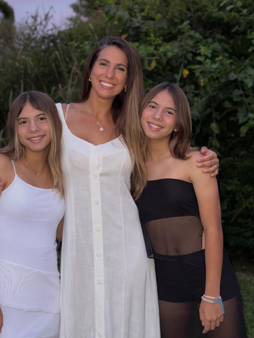 Cinthia Fernández junto a sus hijas en su festejo navideño | Fuente: Instagram/cinthia_fernandez_