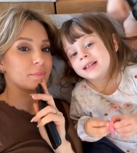 Noelia Marzol sostiene el control remoto de la tele mientras conversa con su hija, Alfonsina | Fuente: Instagram/revista_pronto