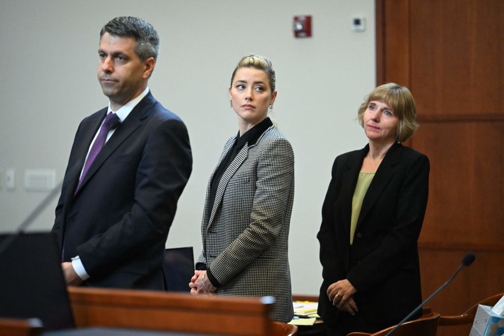 Amber Heard (C) junto a su abogada Elaine Bredehoft (R) durante el juicio en Virginia el 24 de mayo de 2022. Johnny Depp la demandó por difamación tras un artículo sobre maltrato doméstico. | Foto: Getty Images
