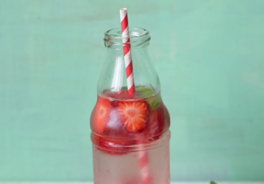Agua de fresas en una botella | Foto: Getty Images