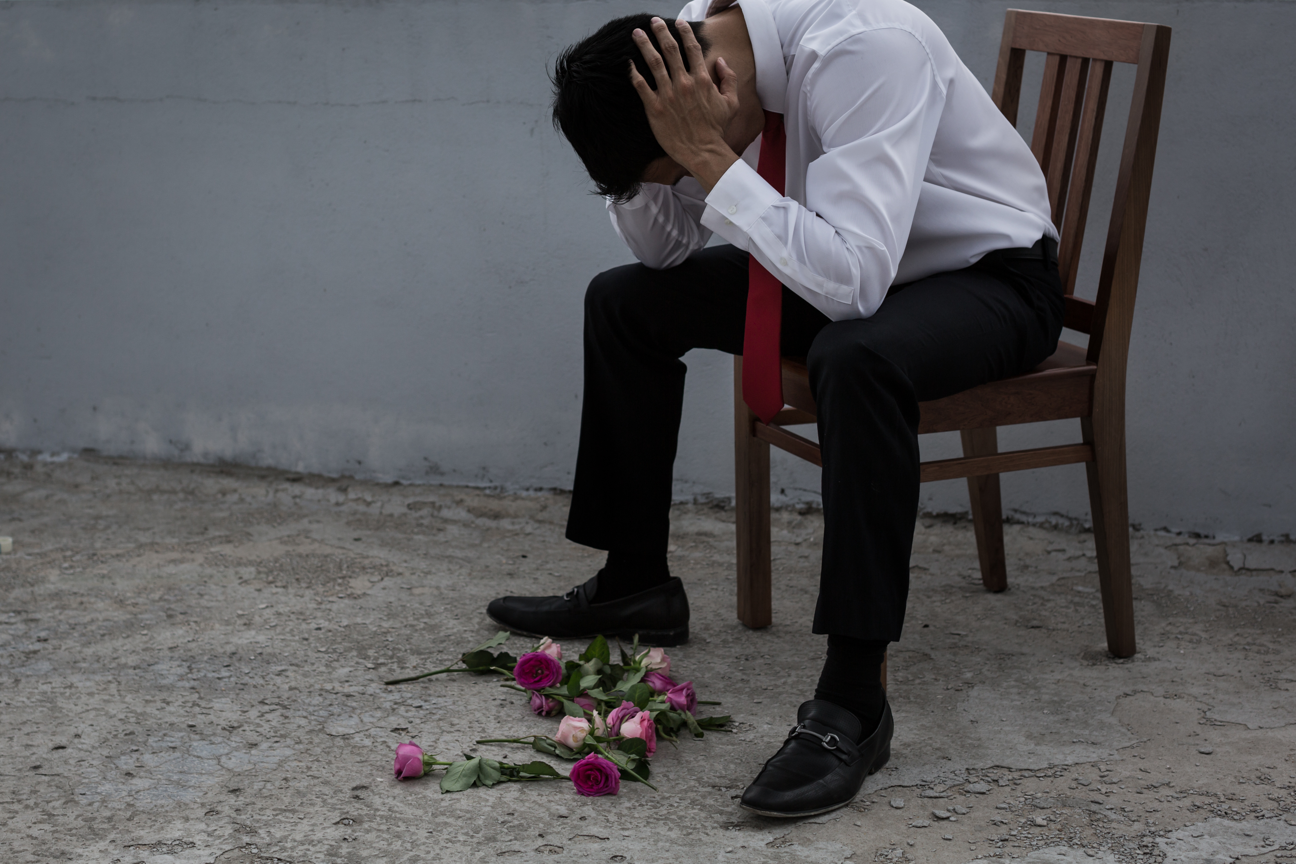 Un hombre descorazonado y con el corazón roto tras ser rechazado | Fuente: Shutterstock