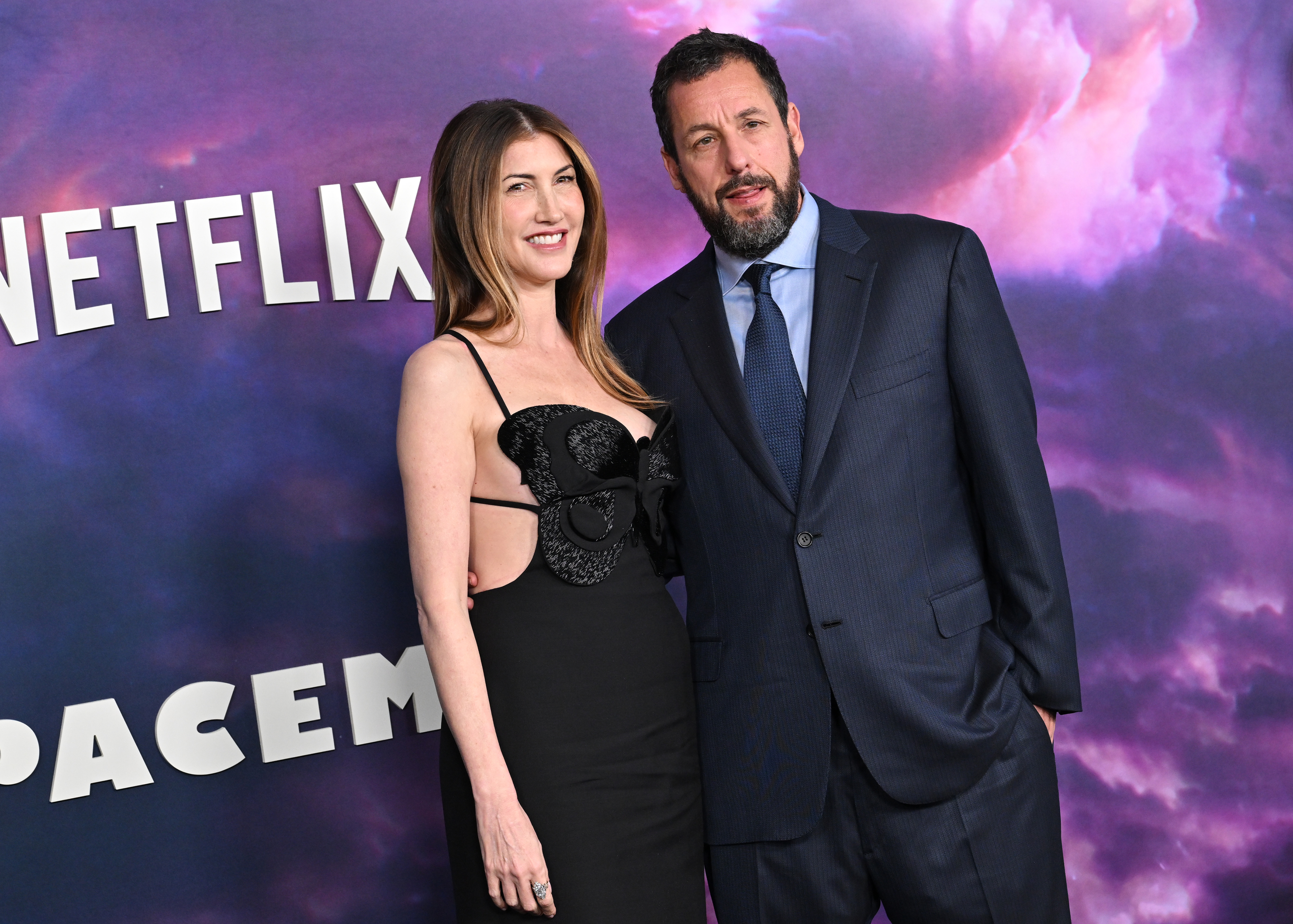 Jackie y Adam Sandler asisten al estreno de "Spaceman" de Netflix el 26 de febrero de 2024 | Fuente: Getty Images