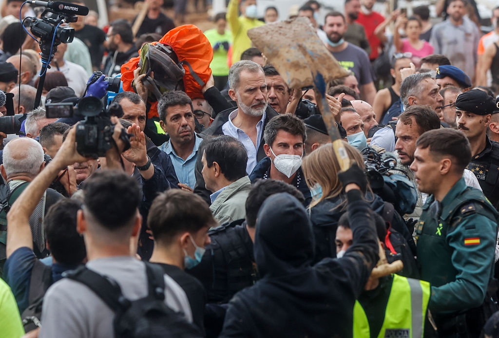 El rey Felipe VI rodeado por la multitud en Paiporta. | Foto: Getty Images