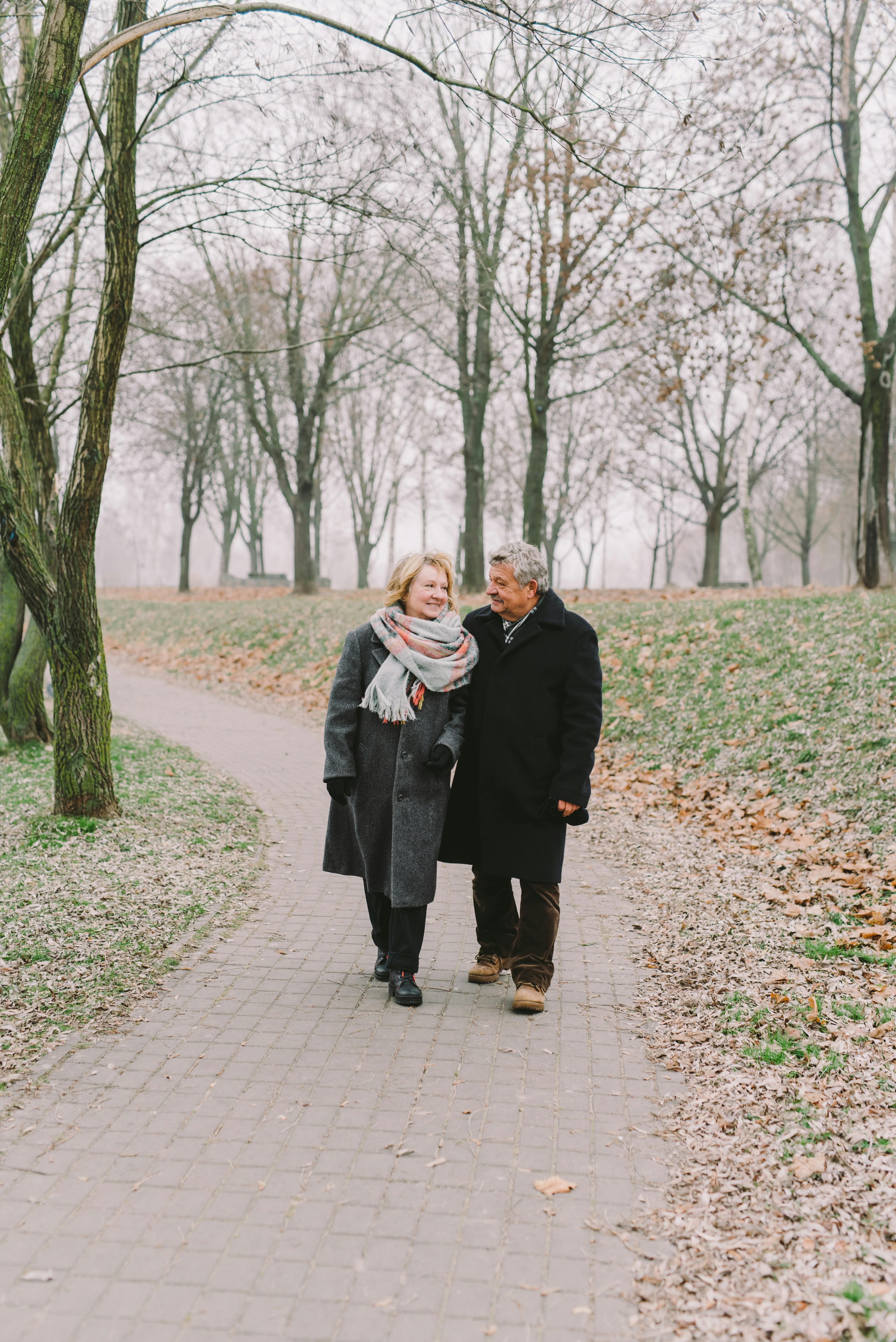 Pareja paseando por el parque | Fuente: Pexels