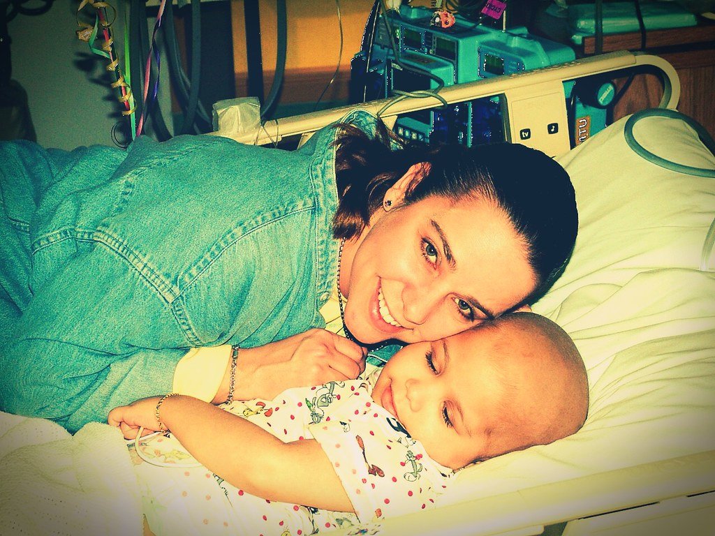 Madre junto a su pequeño con leucemia. | Imagen: Flickr