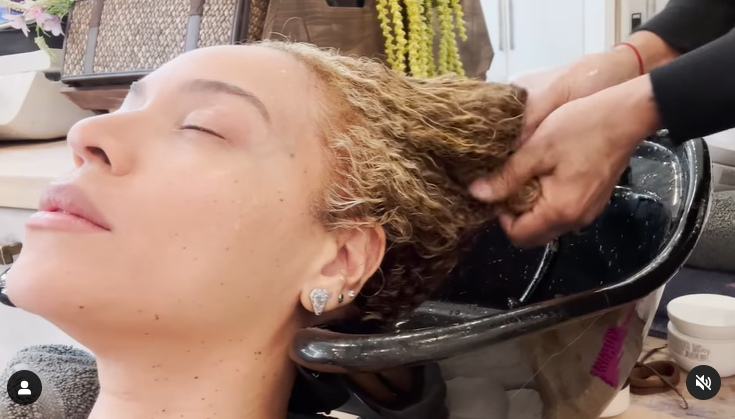 Beyoncé mientras lavan su cabello rubio, en abril de 2024 | Foto: Instagram/beyonce