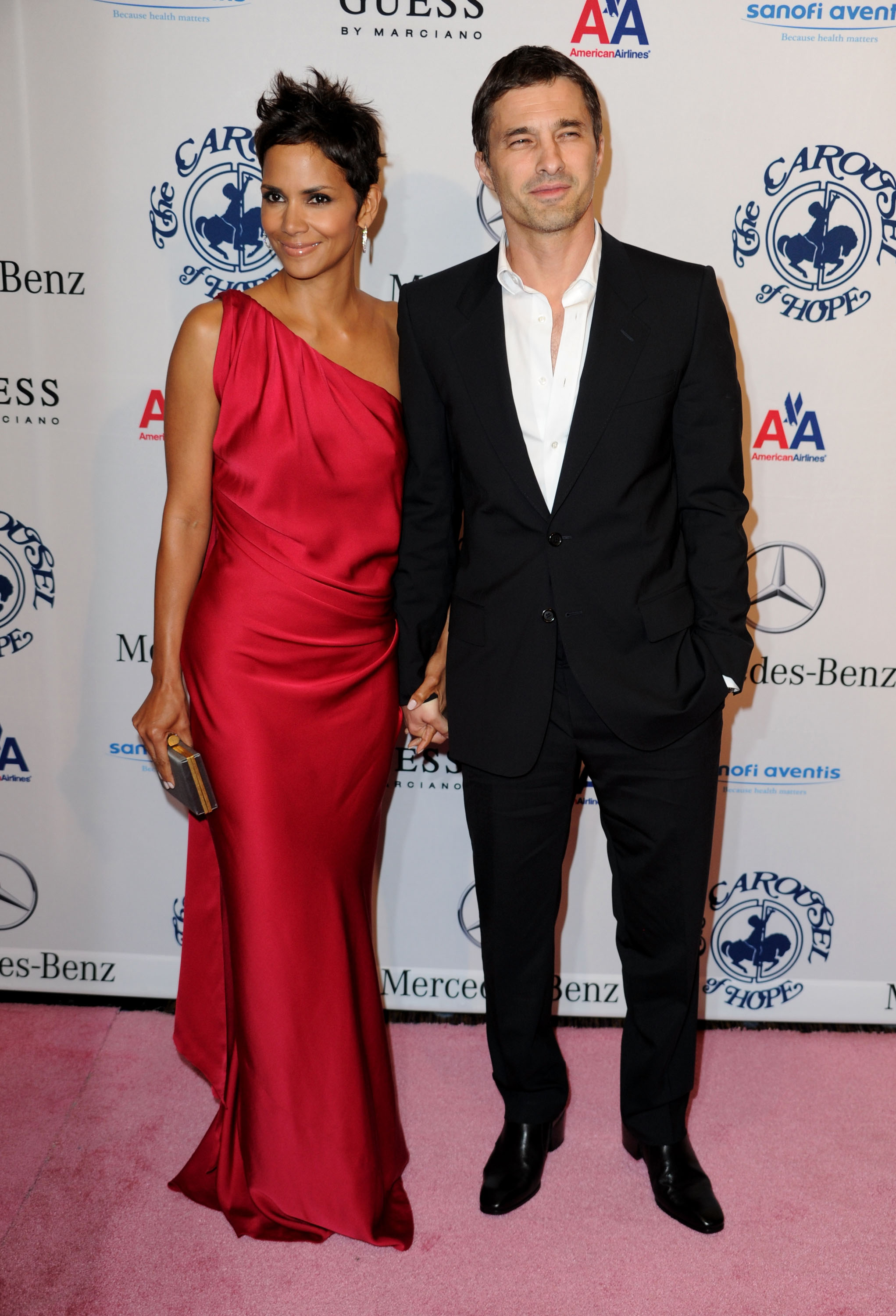 Halle apareció junto al actor francés Olivier Martinez en el Carousel of Hope Ball de 2010, un evento benéfico para niños afectados por la diabetes. | Fuente: Getty Images.