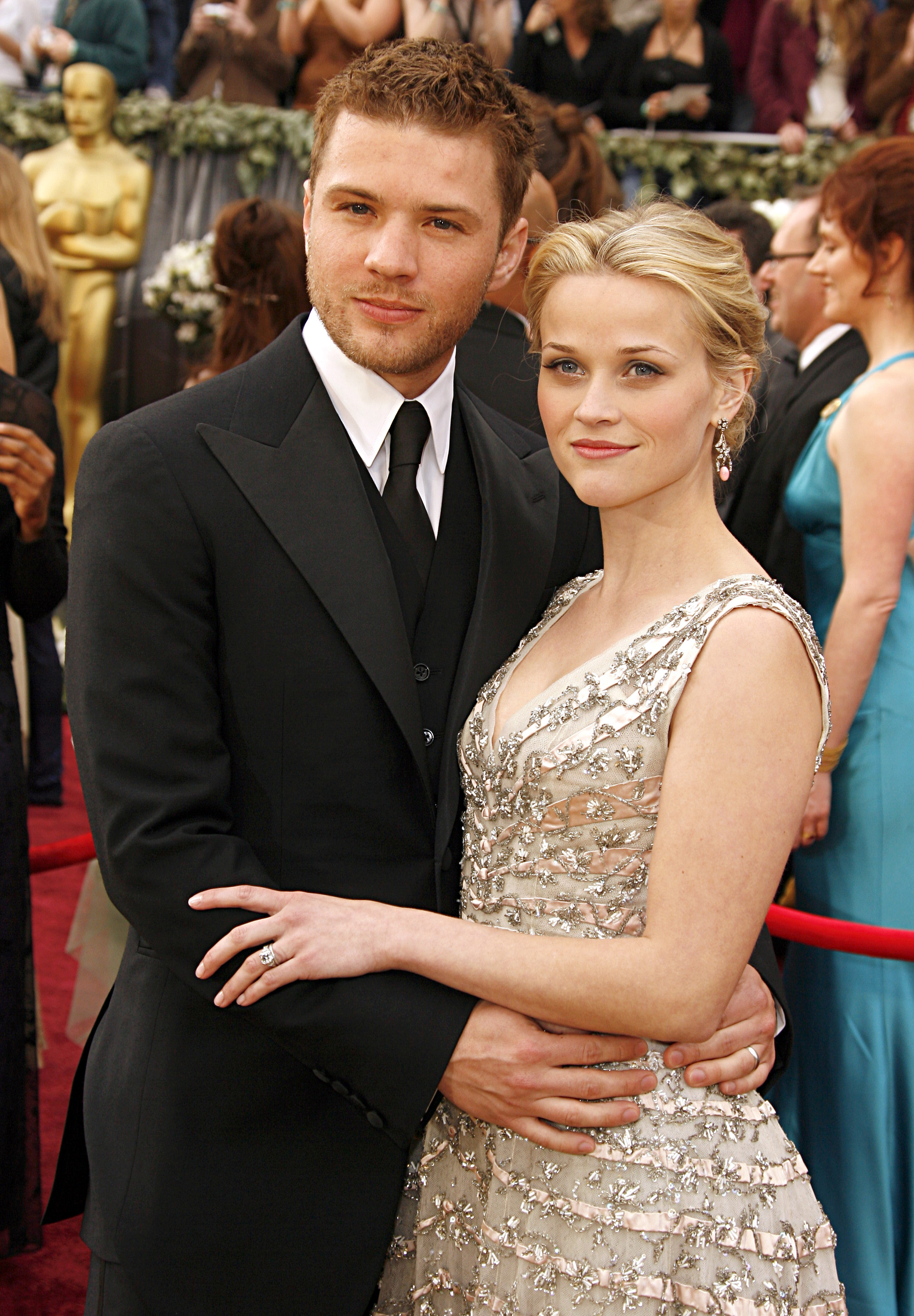 Ryan Phillippe y Reese Witherspoon posan dulcemente en la 78ª edición de los Premios de la Academia, con Phillippe rodeando la cintura de ella con sus brazos y ella apoyando suavemente su mano en la de él. La pareja parece adorable y perfectamente sincronizada en los brazos del otro.