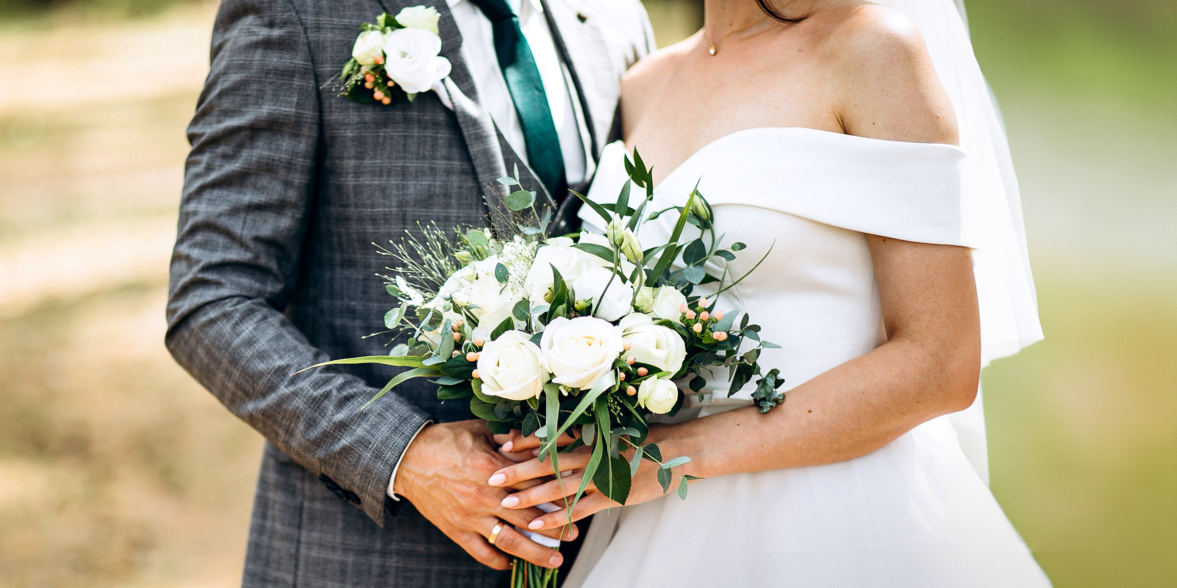 Una novia y un novio sujetando un ramo | Fuente: Shutterstock