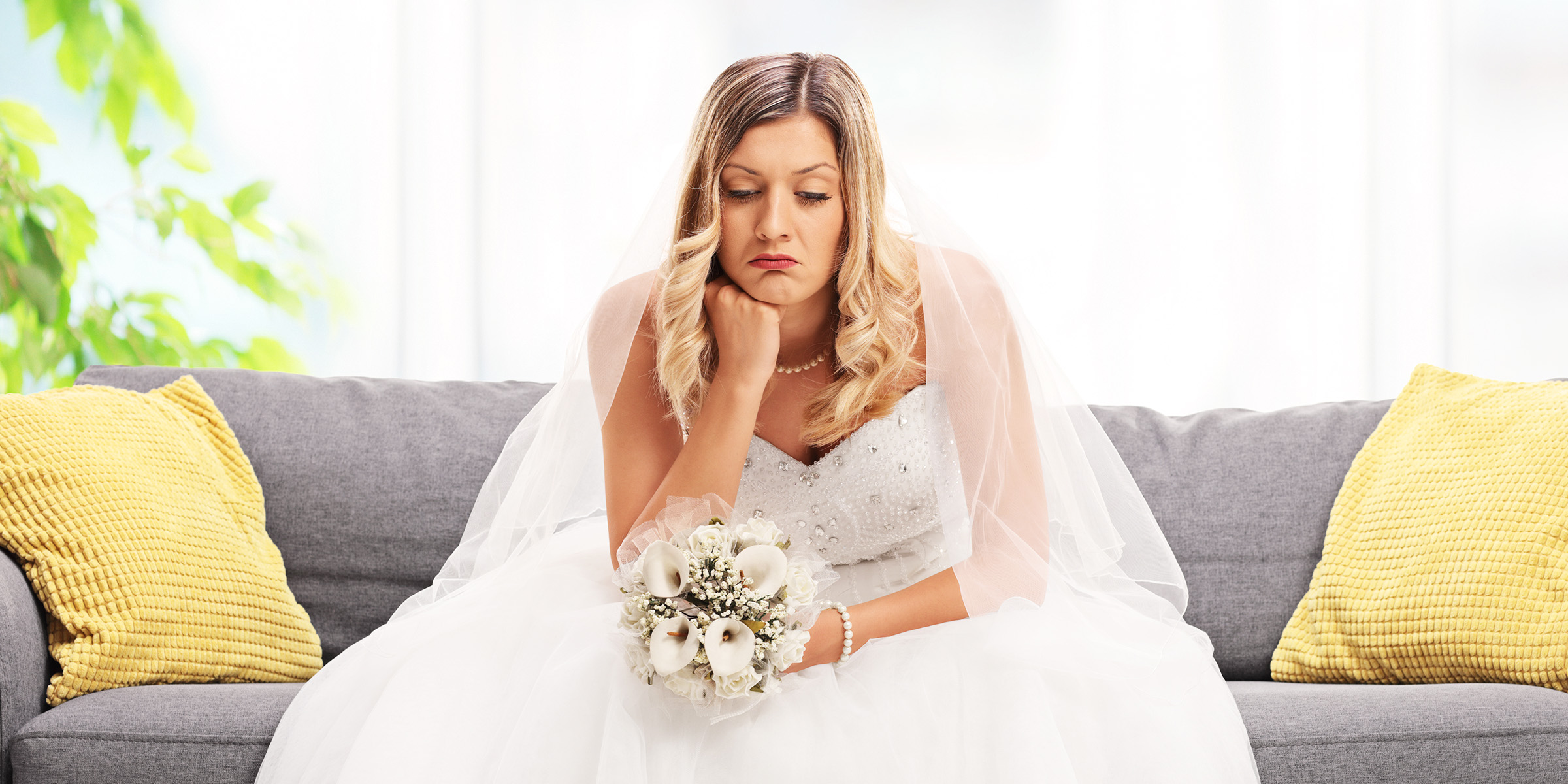 Una novia con aspecto triste | Fuente: Shutterstock
