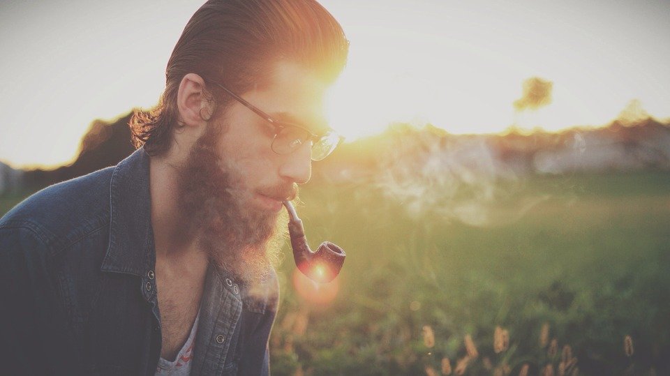 Persona fumando / Imagen tomada de: Pixabay