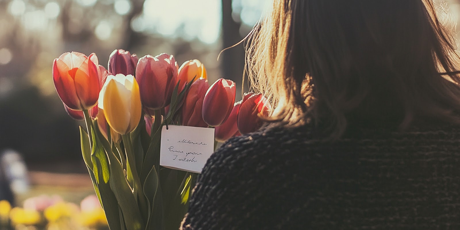 Mujer con flores. | Fuente: Midjourney