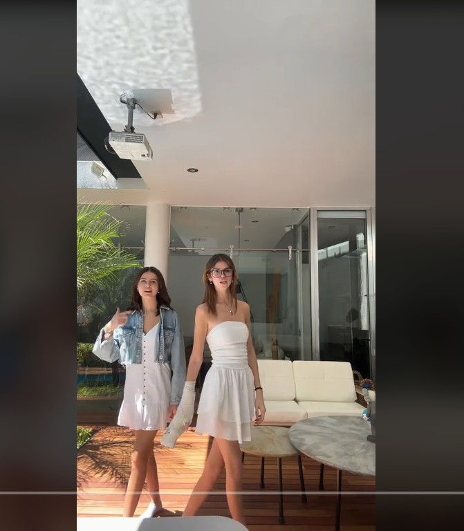 Valentina Gilabert y su hermana Chloe bailando | Fuente: TikTok/chloe_gilabert