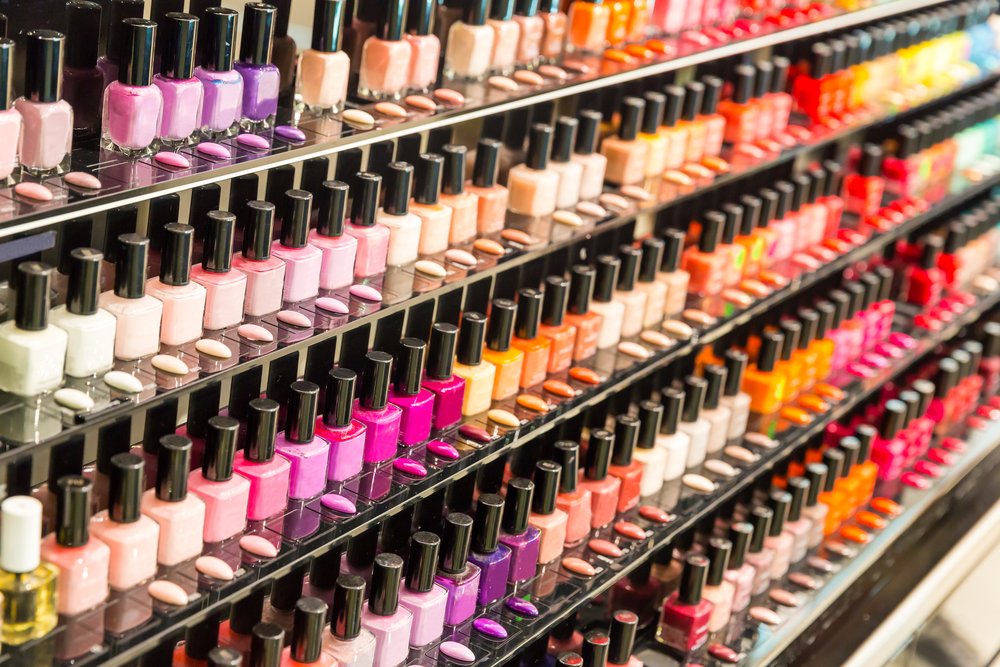 Estantería con esmaltes de uñas de diferentes colores. | Foto: Shutterstock