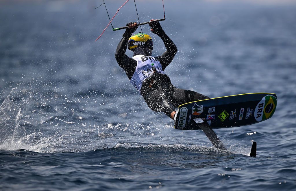 Bruno Lobo de Brasil en acción durante una carrera de Kite masculino en el cuarto día del Evento de Prueba de Vela de París 2024 en la Marina de Marsella, el 12 de julio de 2023 en Marsella, Francia. | Foto: Getty Images