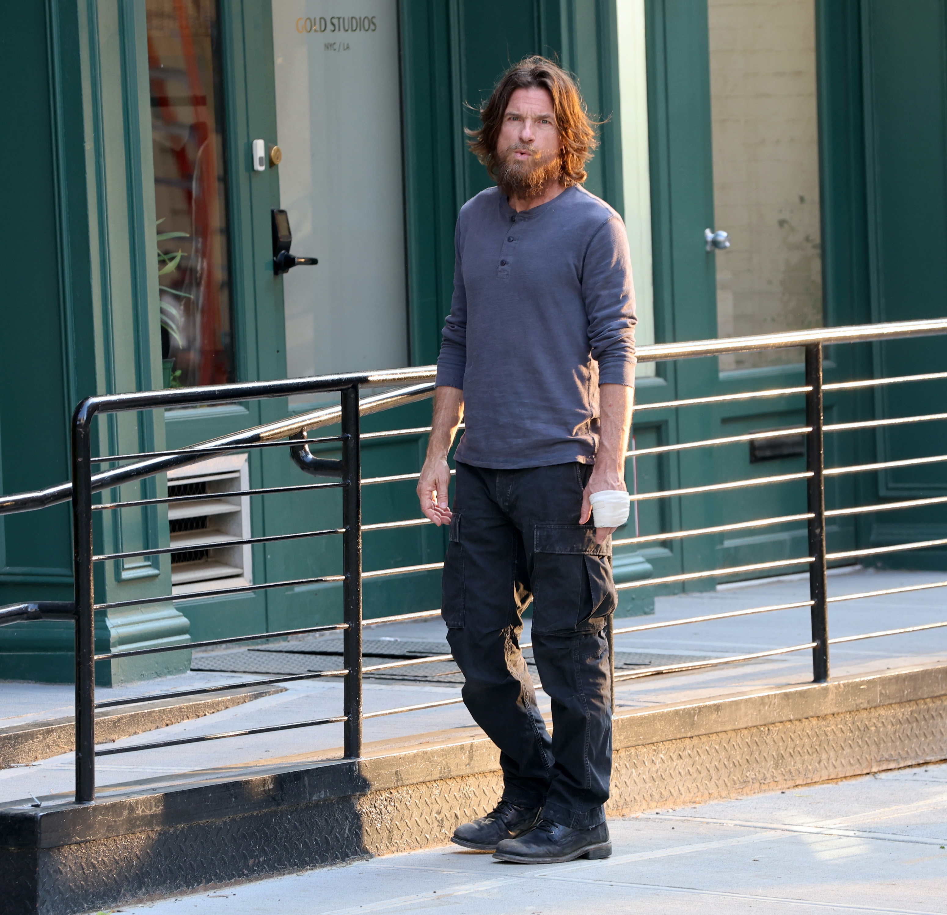 El actor en el set de rodaje de la serie de televisión "Conejo Negro" el 13 de junio de 2024, en Nueva York. | Fuente: Getty Images