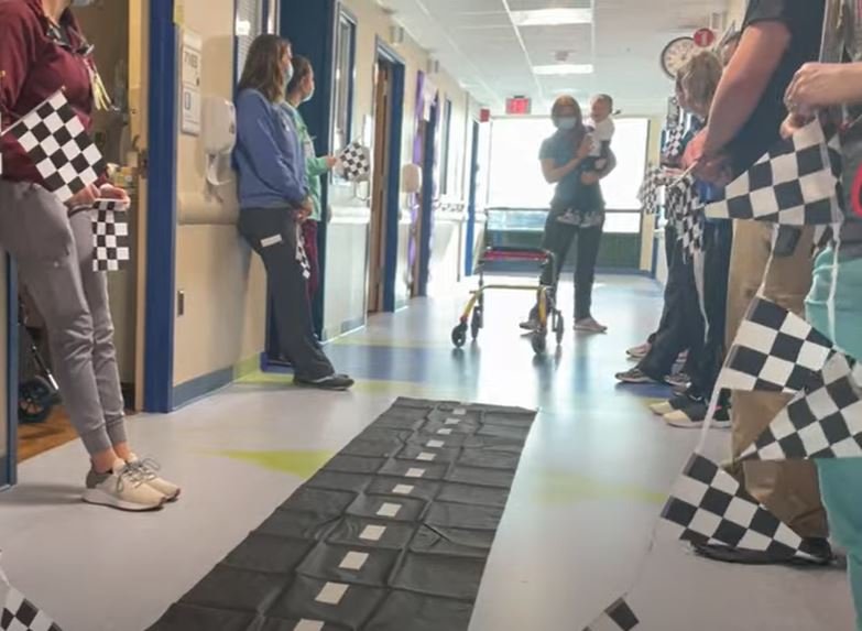 Alaric Bridgeman a punto de caminar. | Foto: Captura de Youtube/AkronChildrens