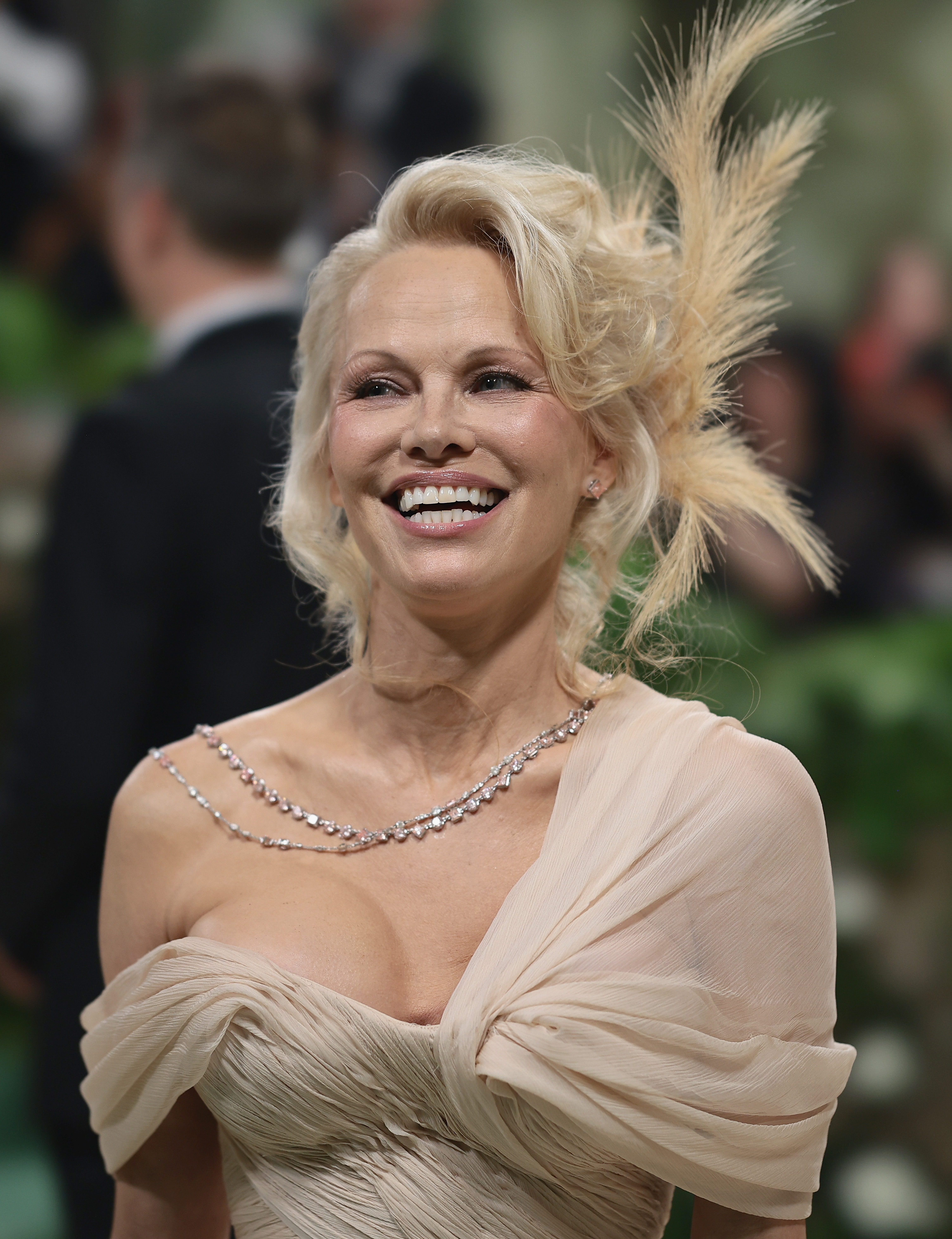 Pamela Anderson en la Met Gala 2024 que celebra "Sleeping Beauties: Reawakening Fashion" en el Museo Metropolitano de Arte el 06 de mayo de 2024 en Nueva York | Foto: Getty Images