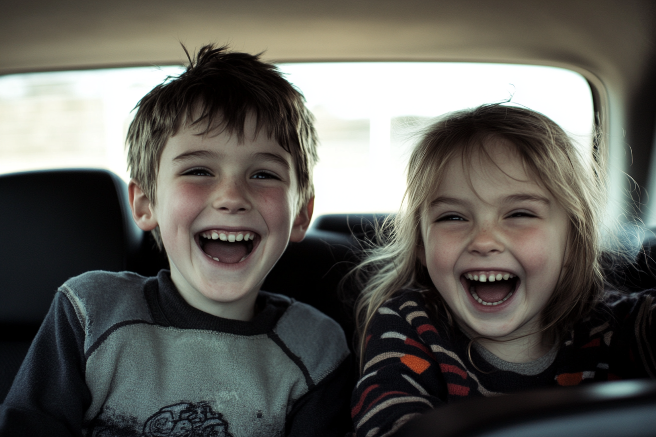 Niños felices e ilusionados en el asiento trasero de un automóvil | Fuente: Midjourney