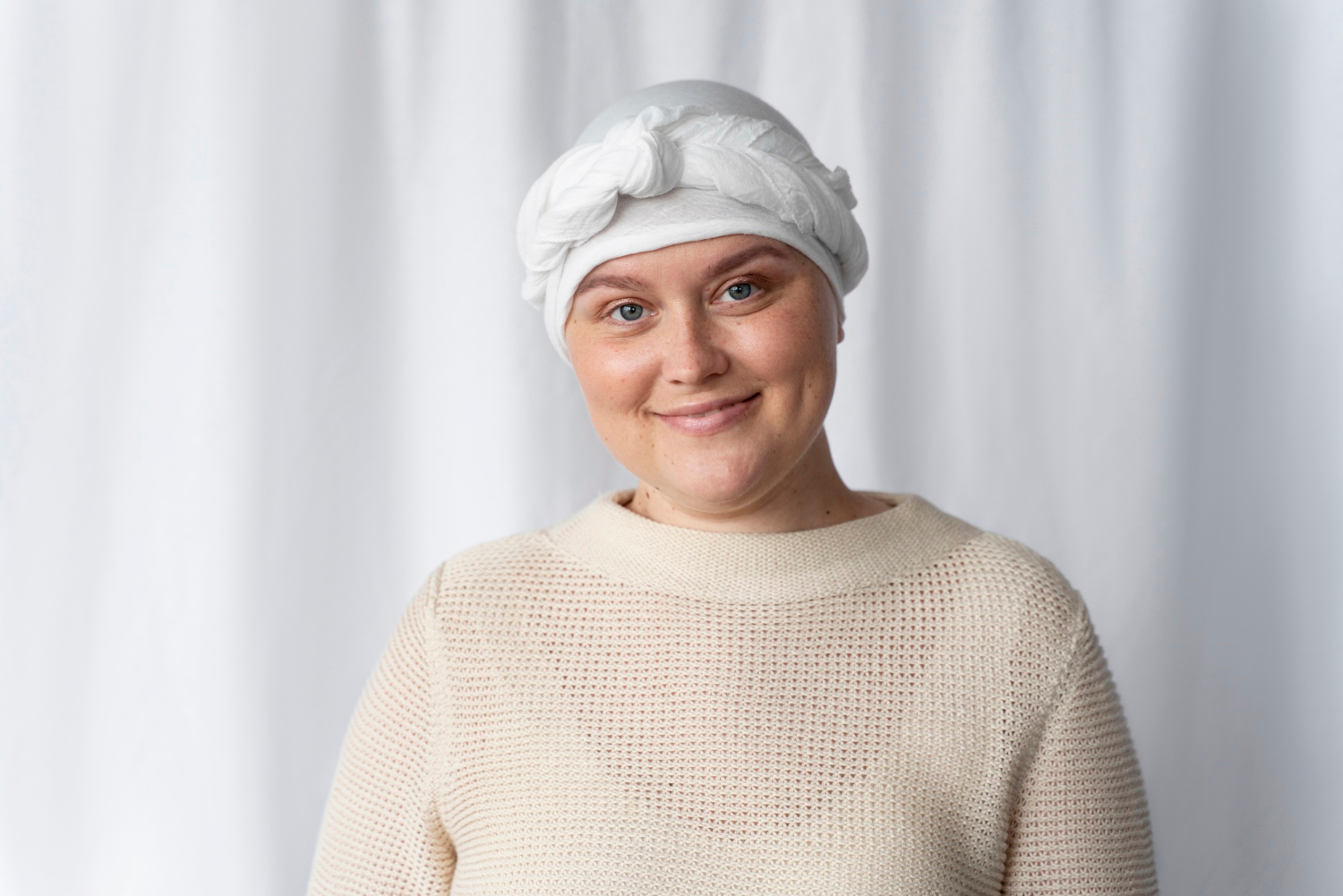 Una mujer sonriente con un pañuelo | Fuente: Freepik