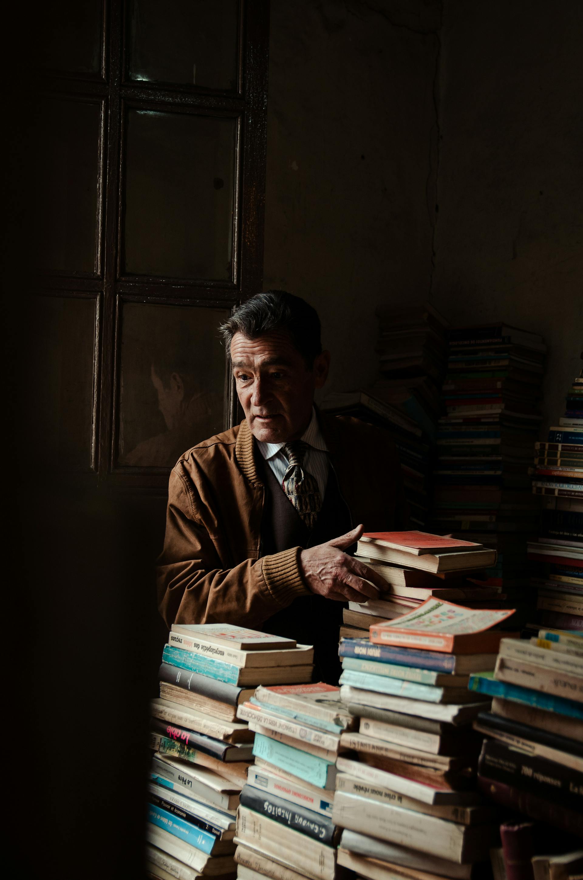 Un hombre en una librería mirando a alguien | Fuente: Pexels