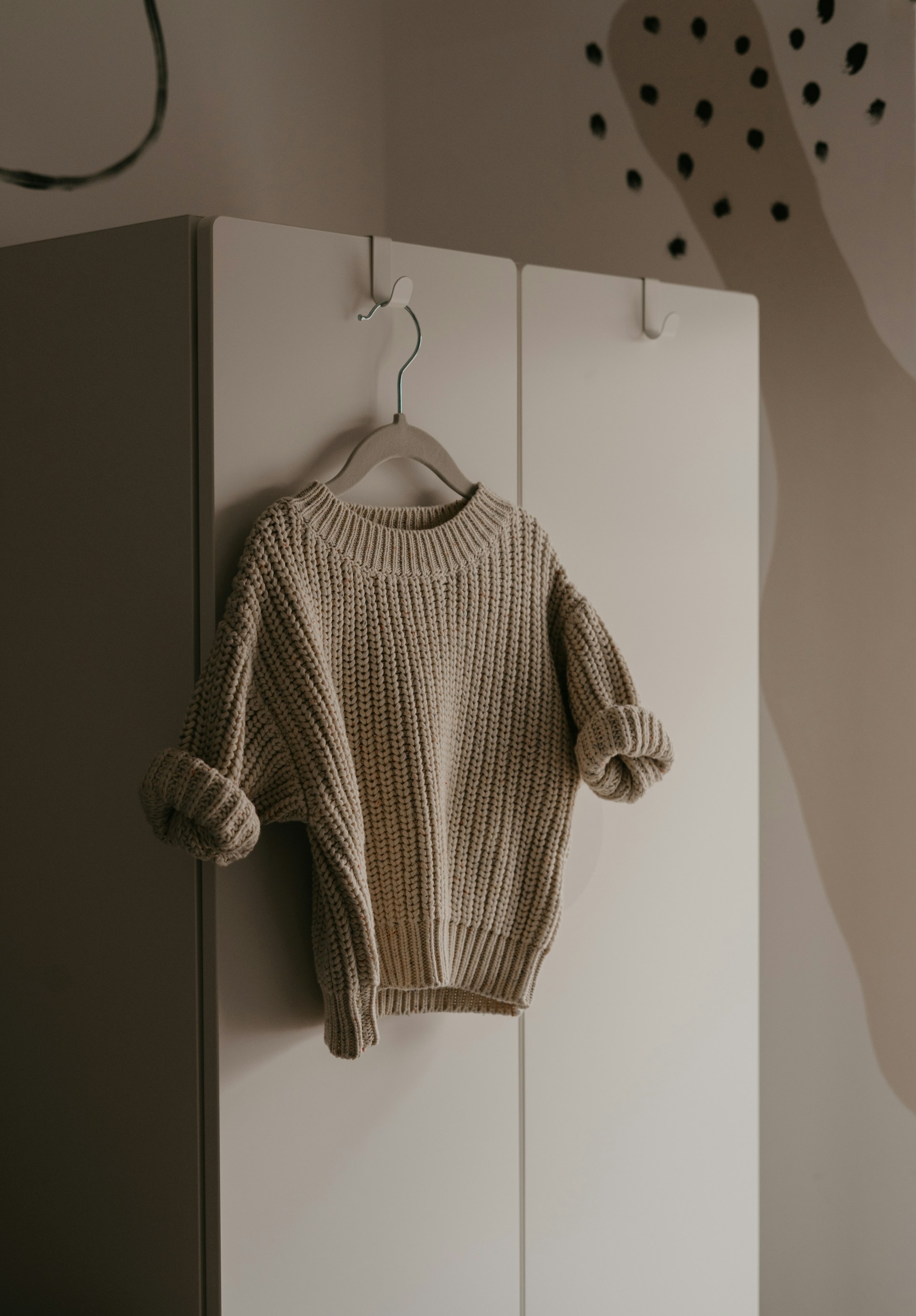 Un jersey en una percha | Fuente: Unsplash