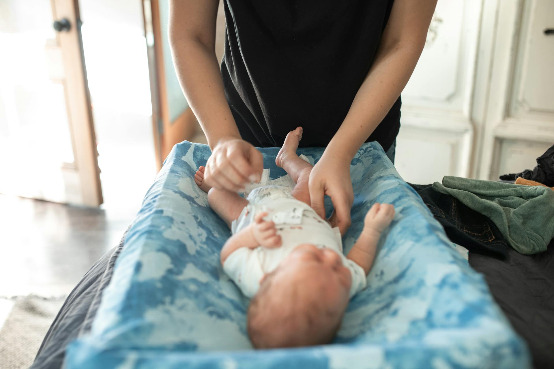 Persona con un bebé | Foto: Pexels