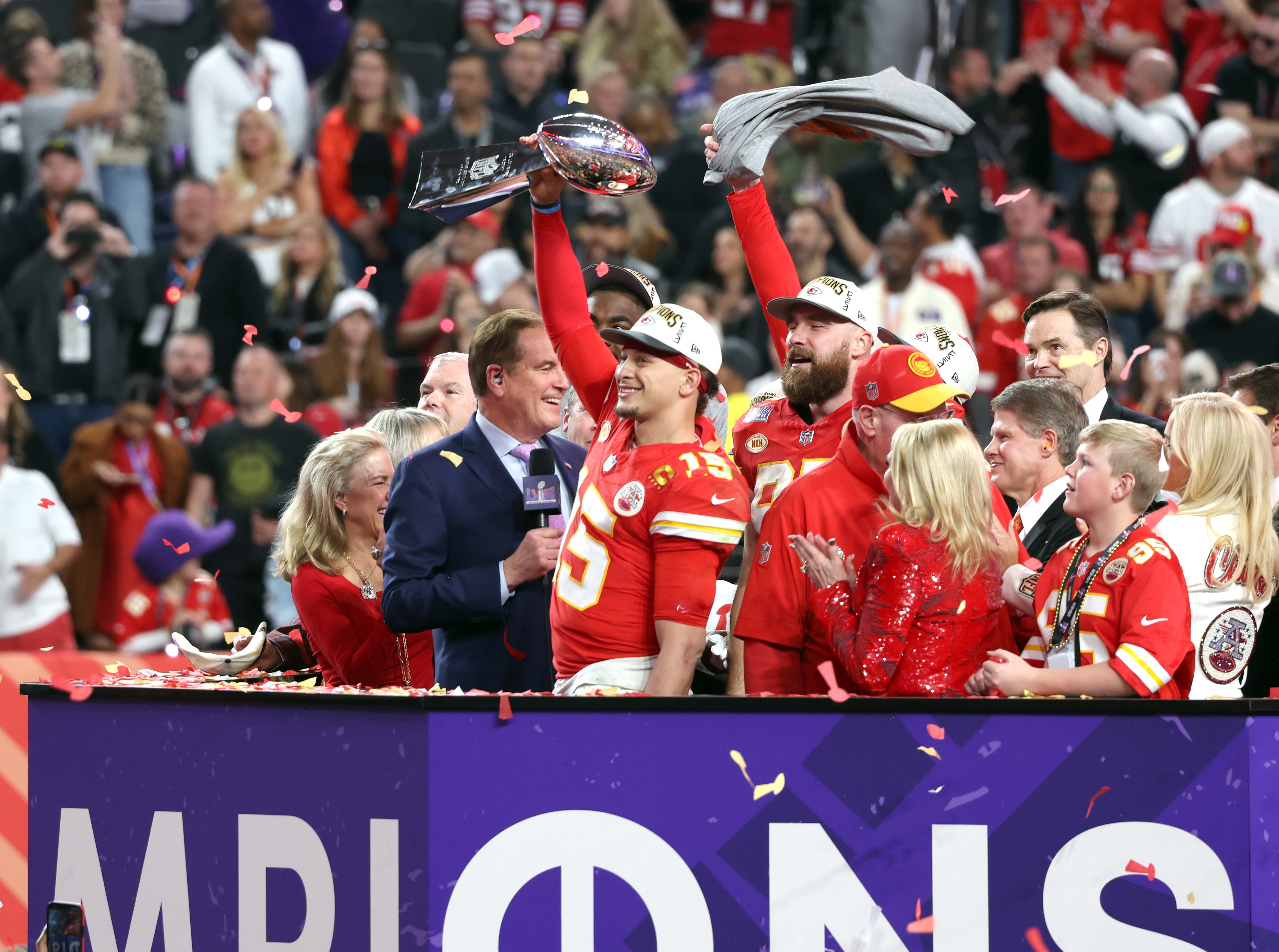 Patrick Mahomes y Travis Kelce después en el partido previo al Super Bowl LVIII en el estadio Allegiant el 11 de febrero de 2024 en Las Vegas, Nevada. | Fuente: Getty Images