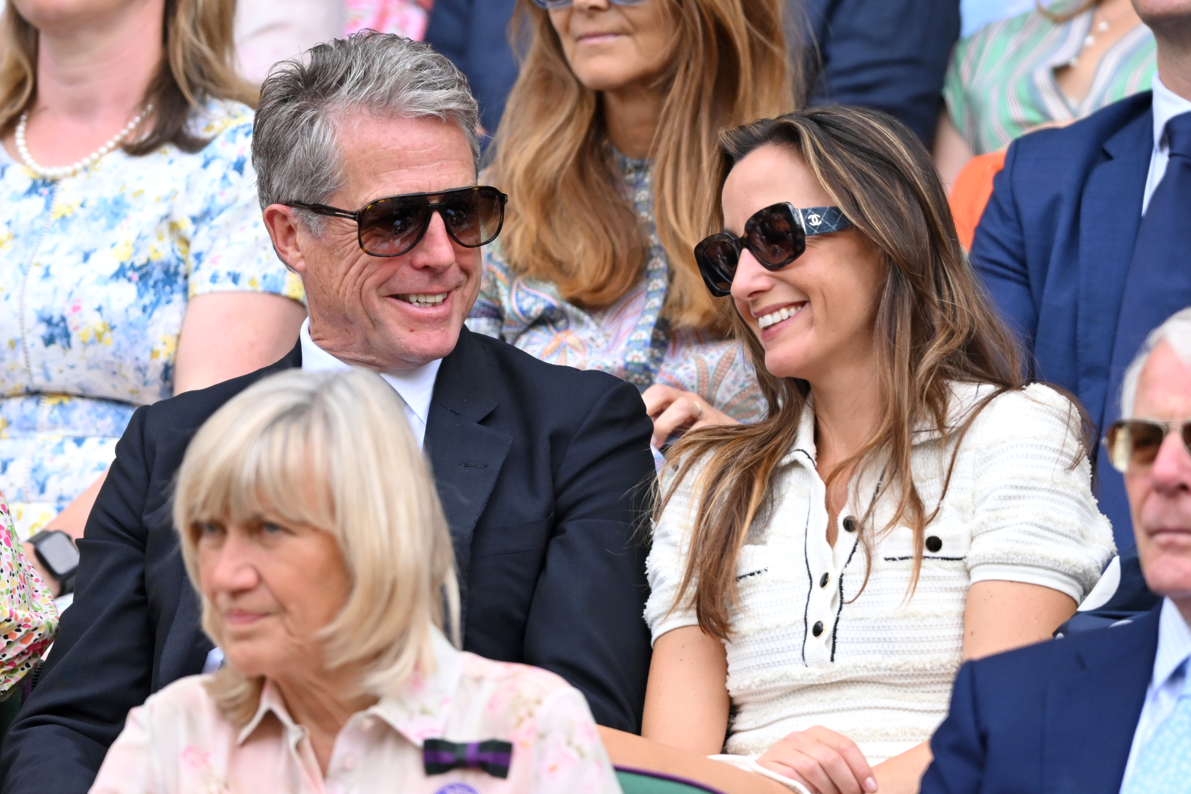 Hugh Grant y Anna Elisabet Eberstein asisten al décimo día del Campeonato de Tenis de Wimbledon en el All England Lawn Tennis and Croquet Club el 9 de julio de 2025, en Londres, Inglaterra | Fuente: Getty Images