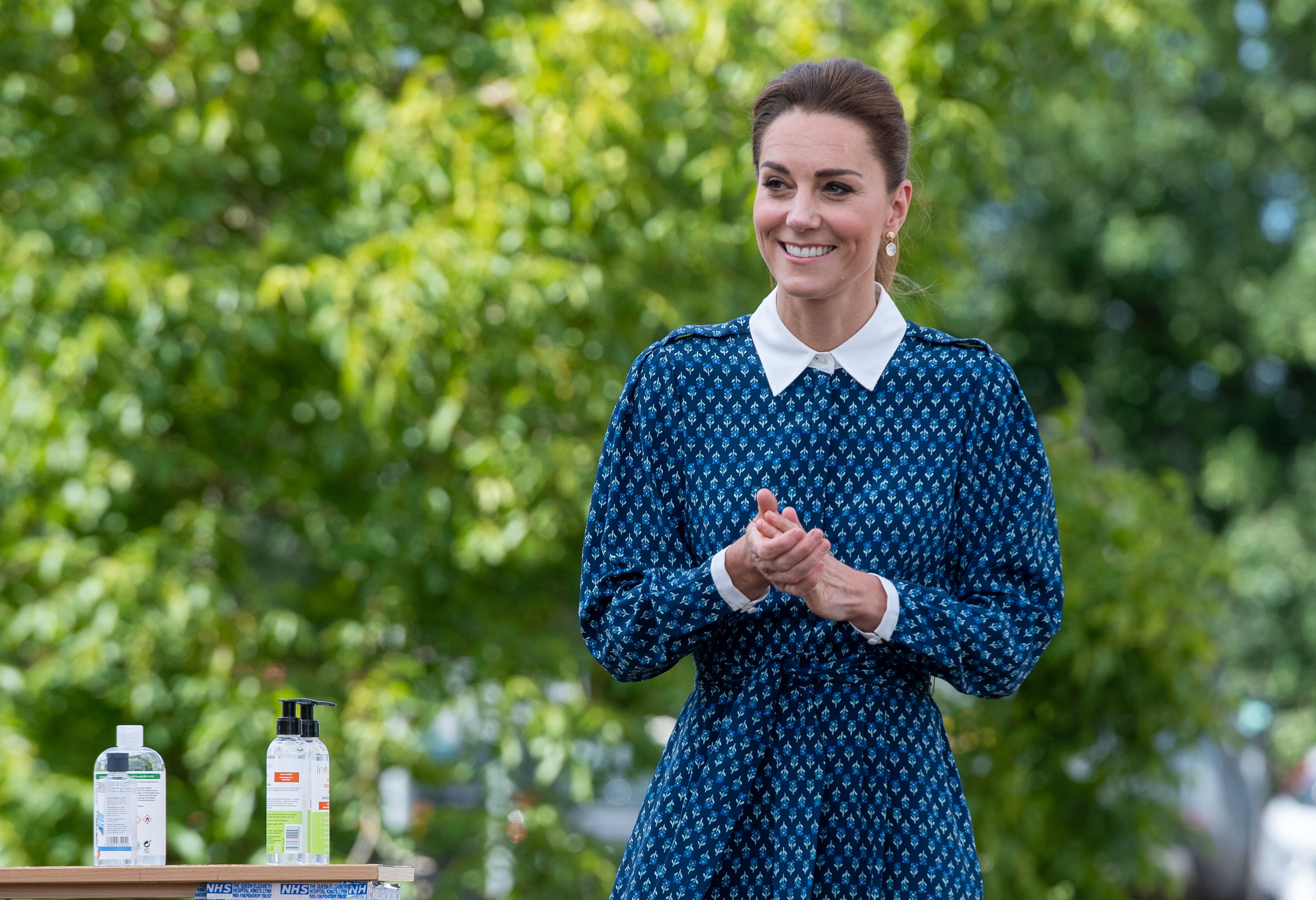 Kate Middleton durante una visita al Hospital Queen Elizabeth de King's Lynn como parte de las celebraciones del cumpleaños del NHS el 5 de julio de 2020, en Norfolk, Inglaterra. | Foto: Getty Images