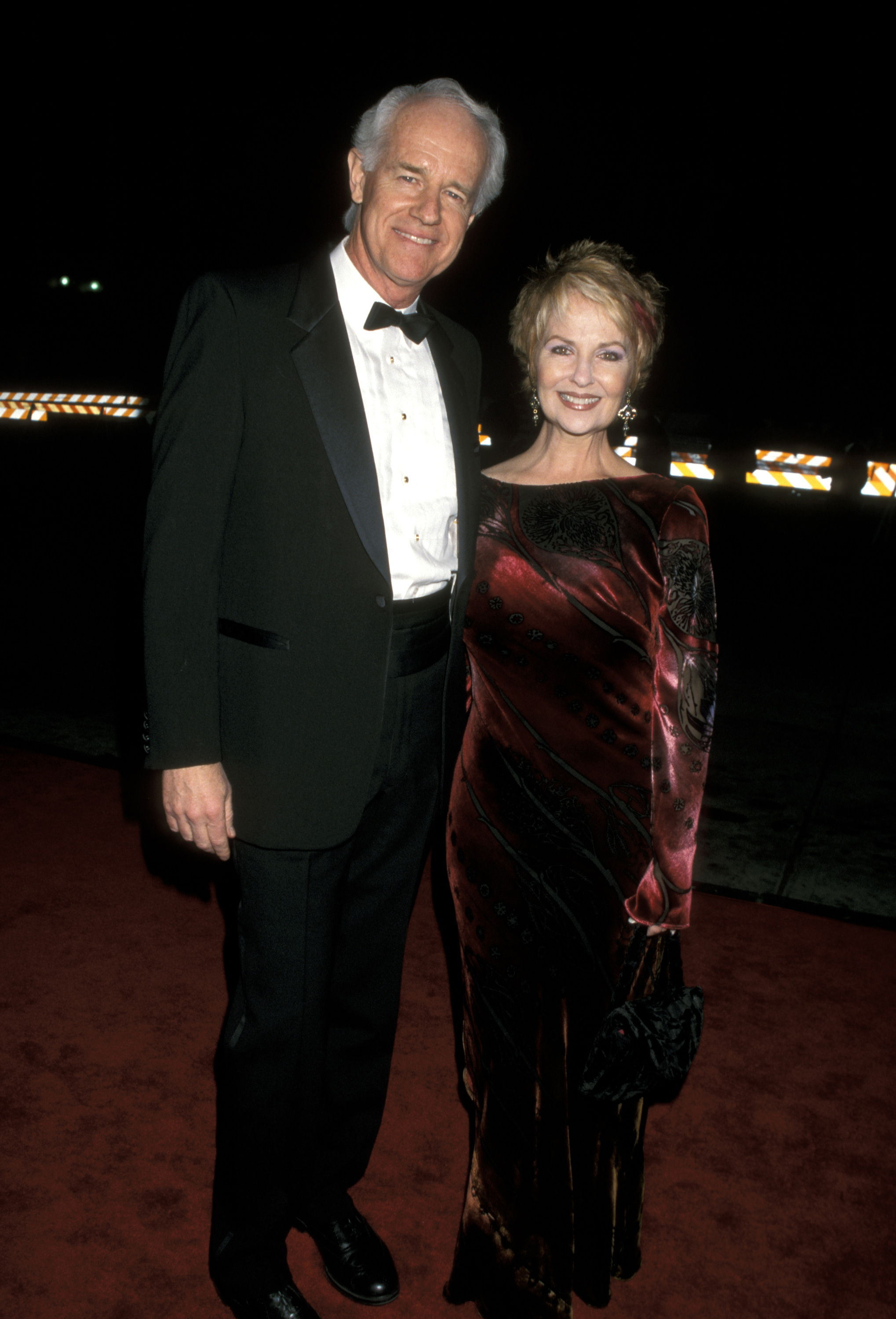 Mike Farrell y Shelley Fabares durante la 26ª entrega anual de los People's Choice Awards el 9 de enero de 2000, en Pasadena, California | Fuente: Getty Images